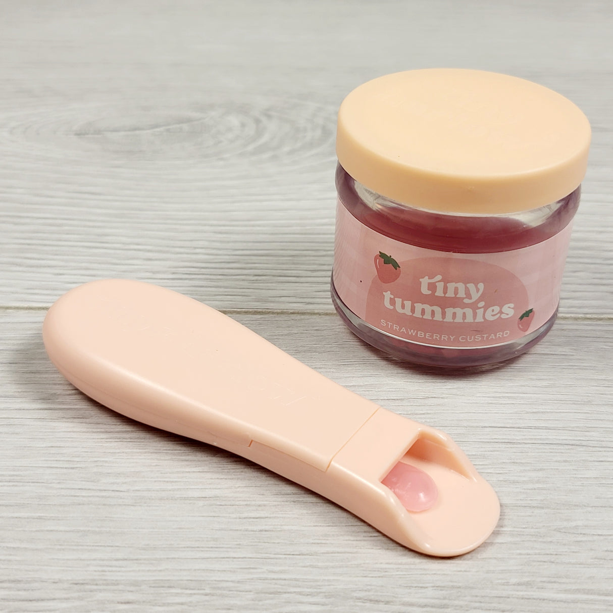 KTBL3 - Tiny Harlow Tiny Tummies "Strawberry Custard" food and spoon set