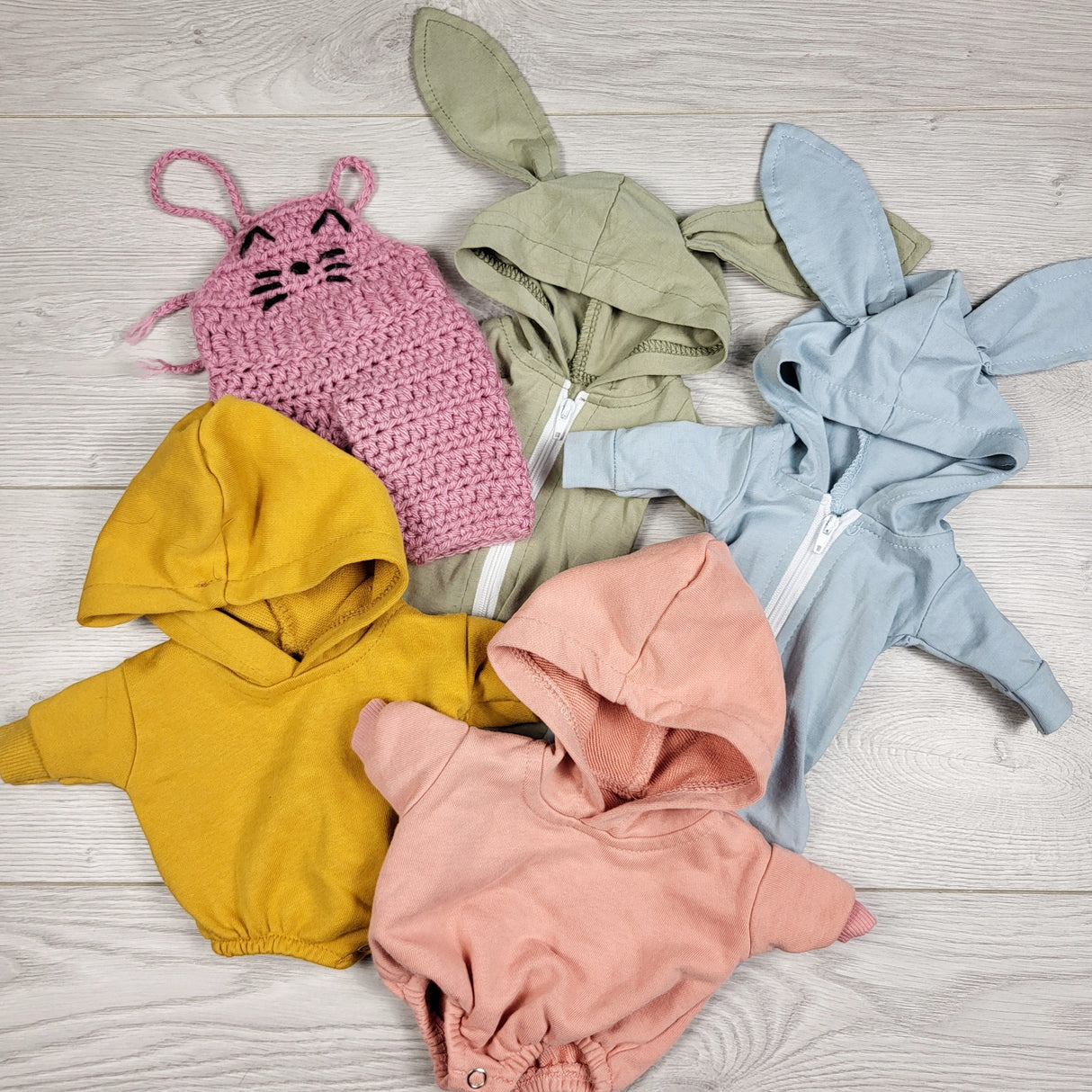 KTBL3 - Lot of doll clothes