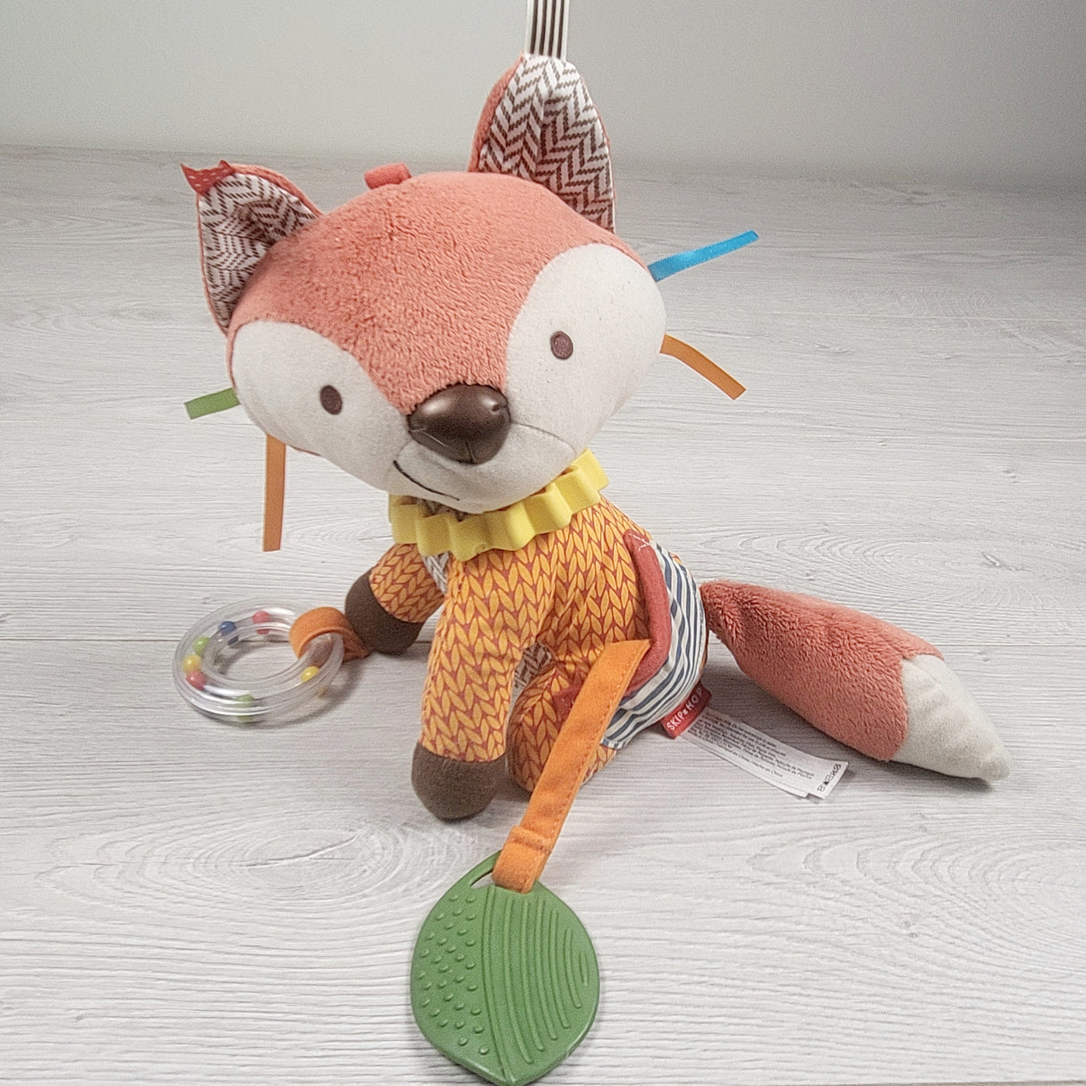 TEMA2 - Skip Hop fox Bandana Buddies activity toy