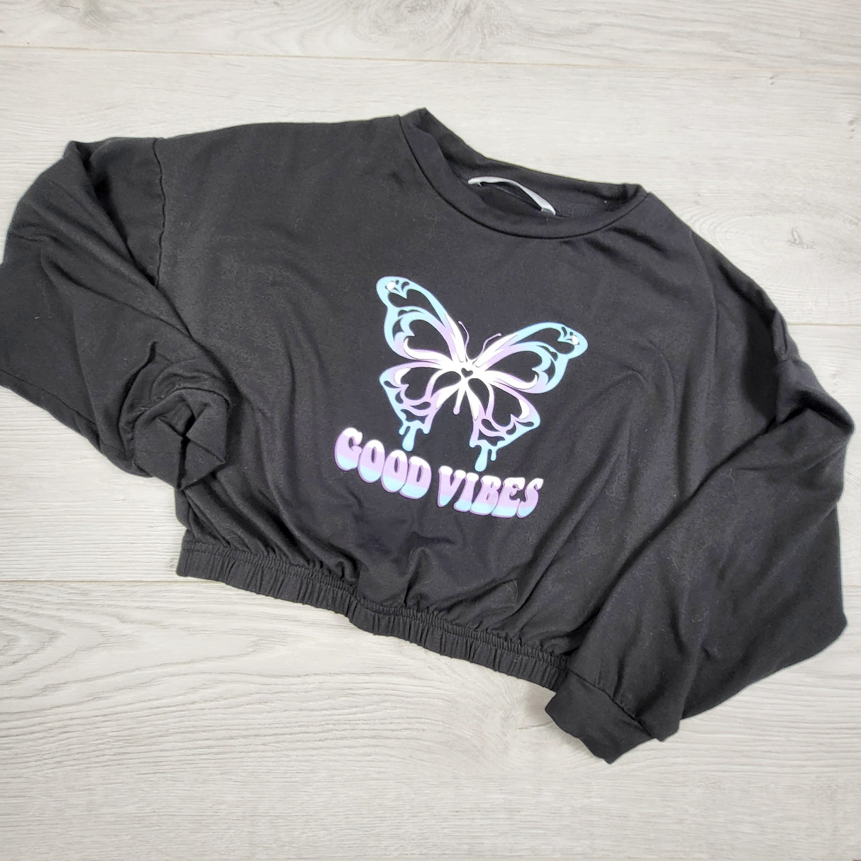 TCLW1 - UKids black cropped "Good Vibes" butterfly sweatshirt. Size 7/8