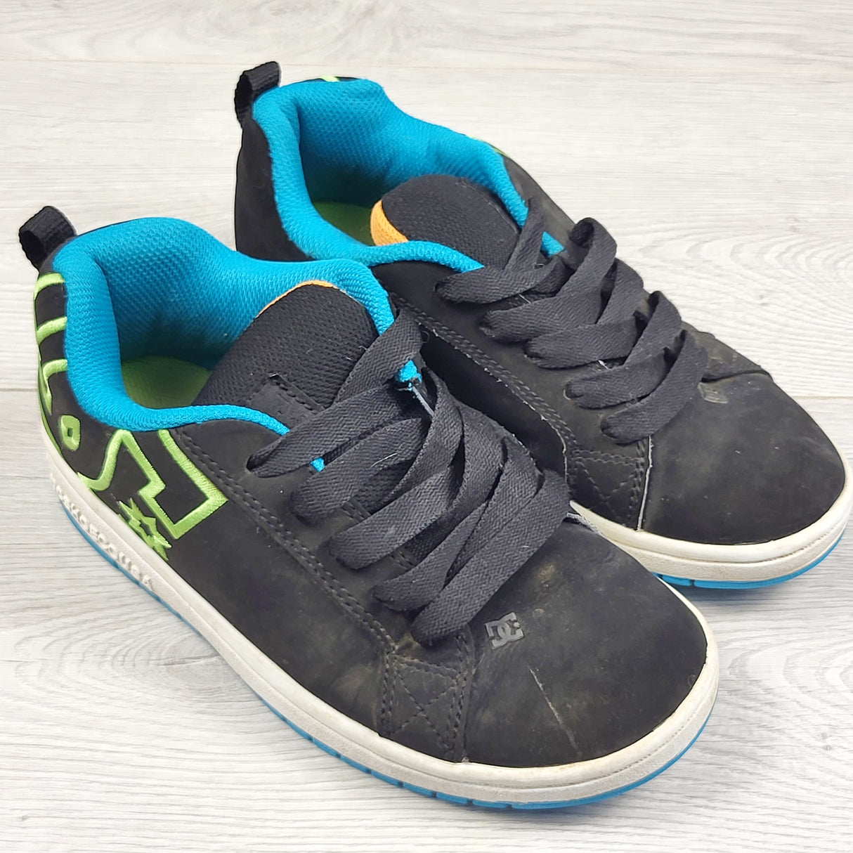 RABR1 - DC skate shoes. Youth size 4.5