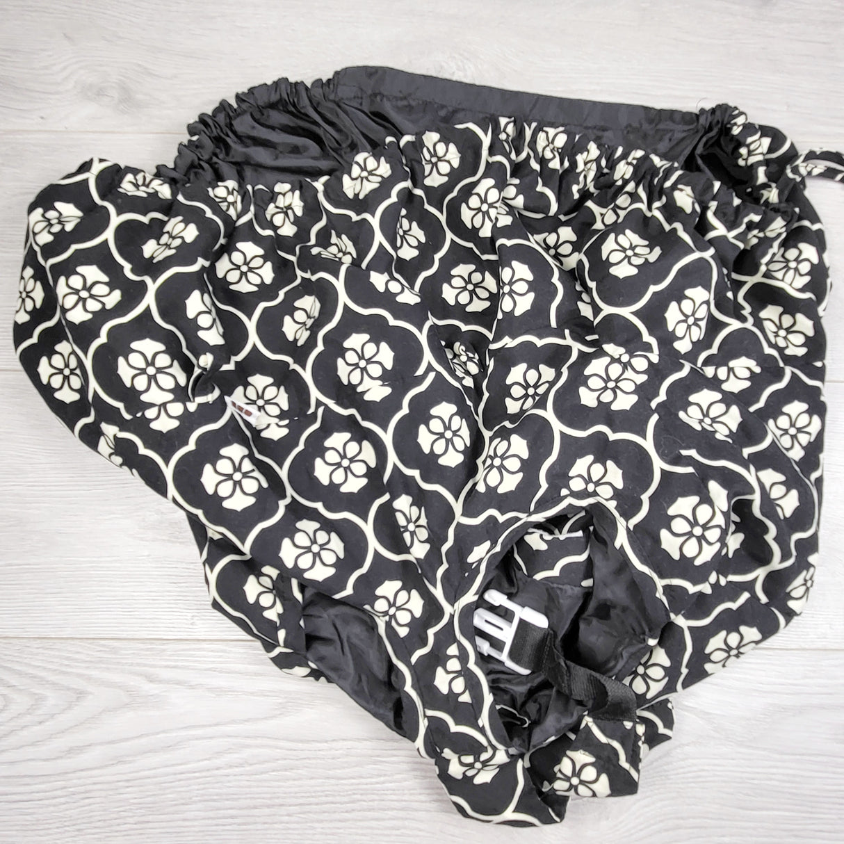RABR1 - Black and white patterned shopping seat cover