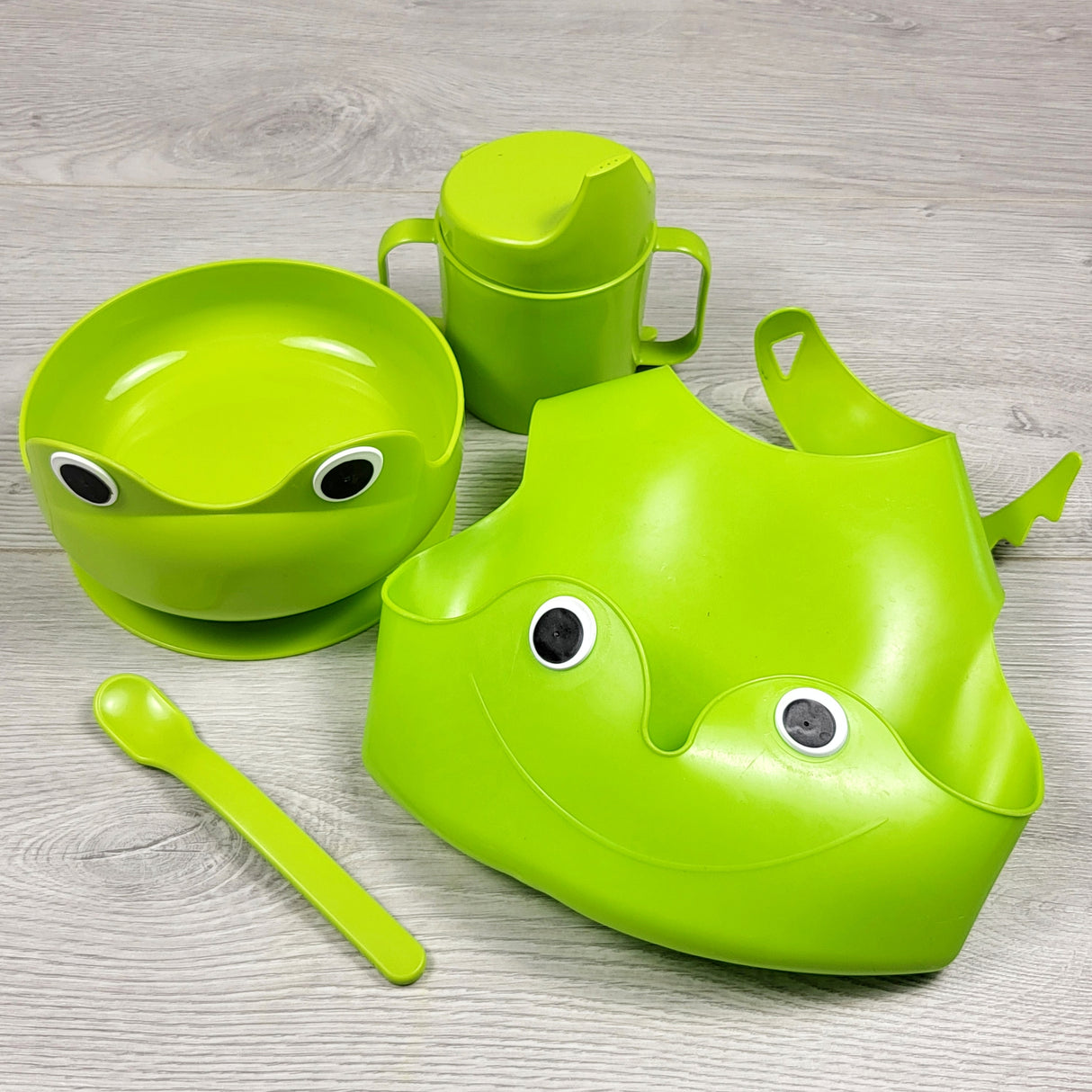 KAMG3 - IKEA frog dinnerware set