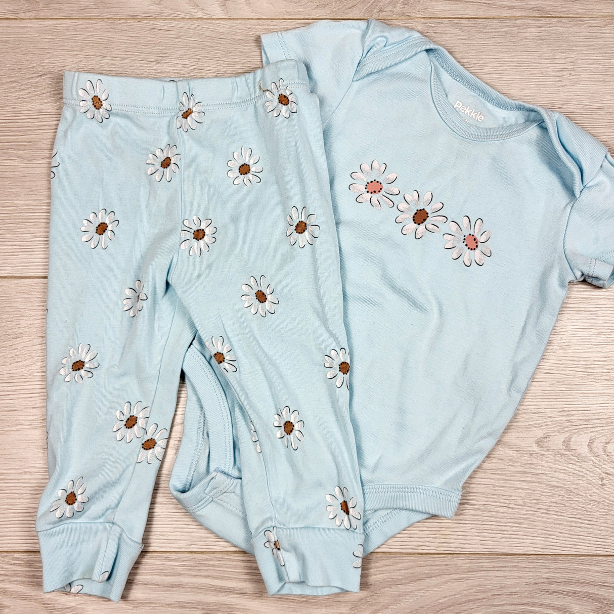 KAMG3 - Pekkle blue 2pc bodysuit set with flowers. Size 9 months