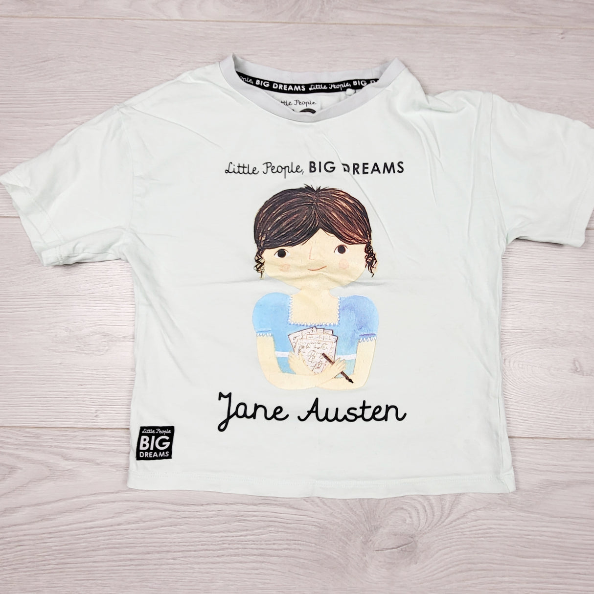VIBU33 - Little People Big Dreams Jane Austen t-shirt. Size 4/5T