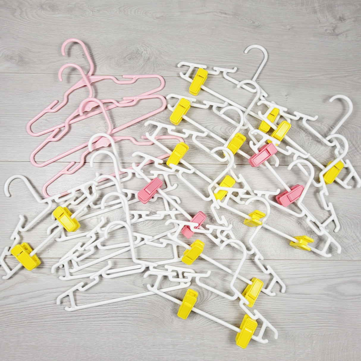 VIBU33- Lot of children's hangers (sorry, no shipping)