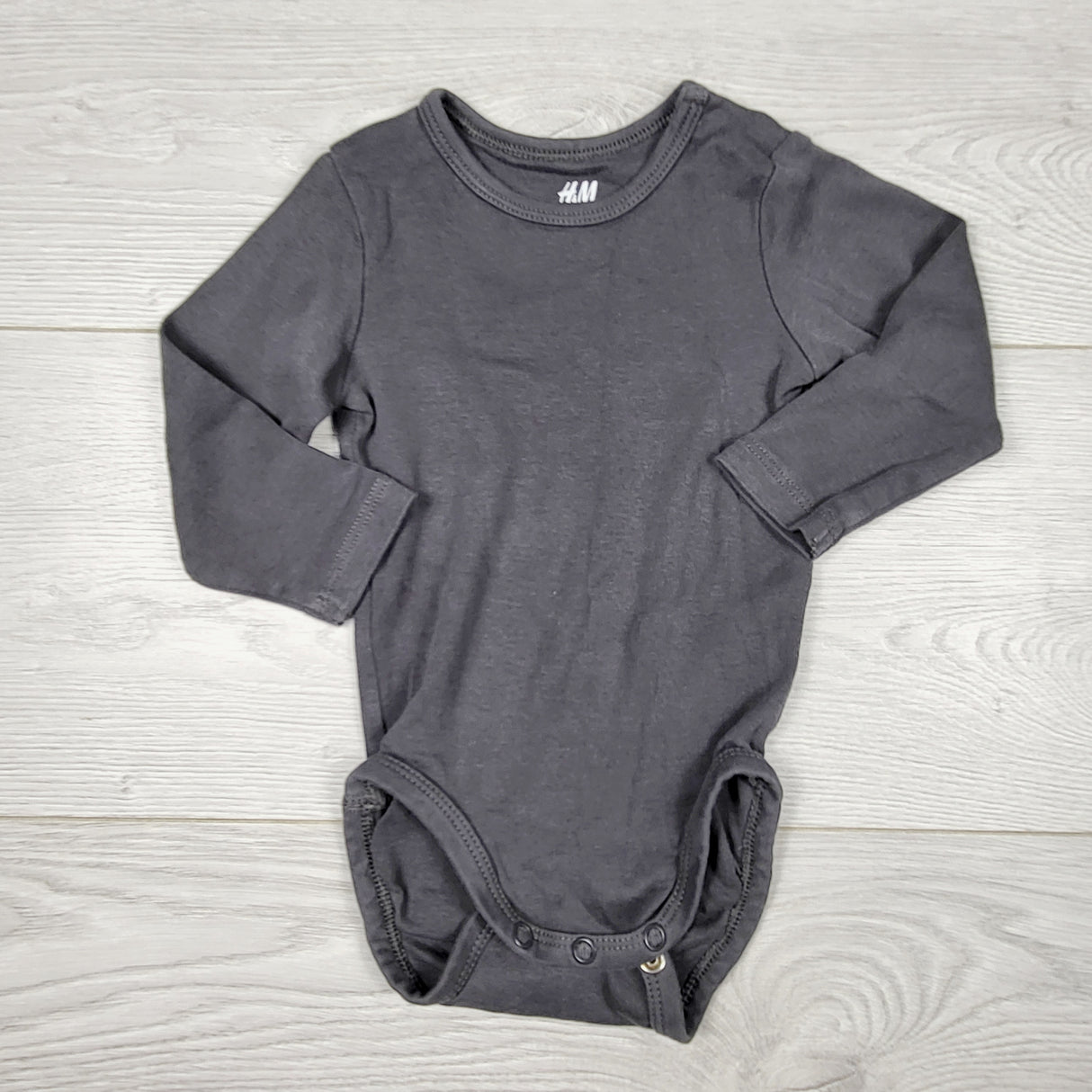 VIBU33 - H and M grey bodysuit. Size 4-6 months