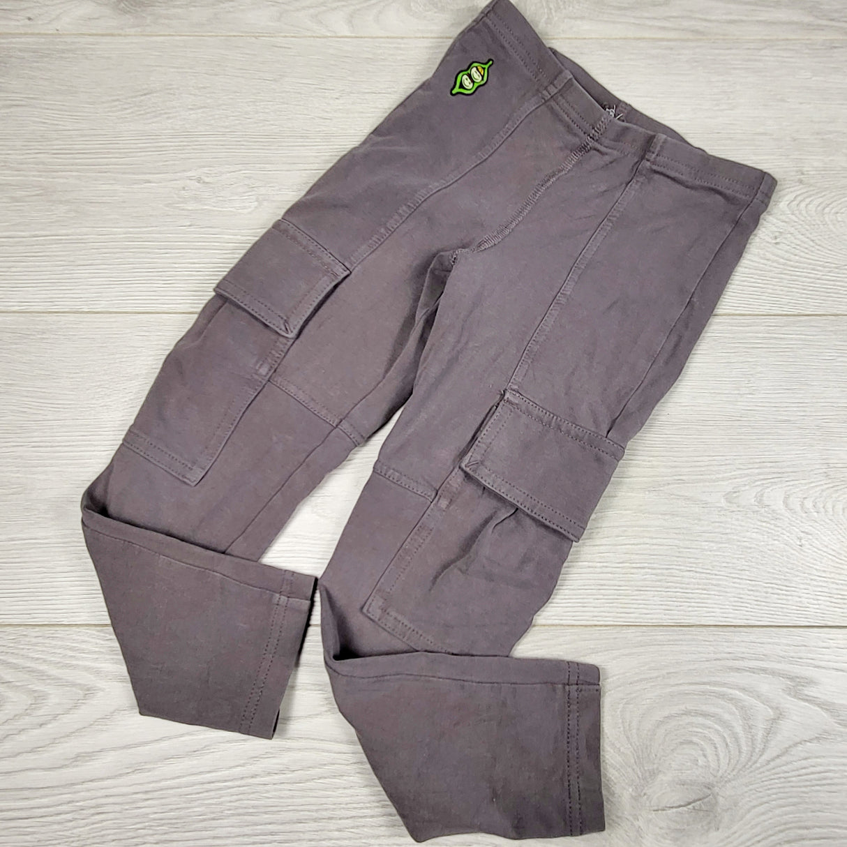 NORE11 - Peekaboo Beans grey cargo leggings. Size 5T
