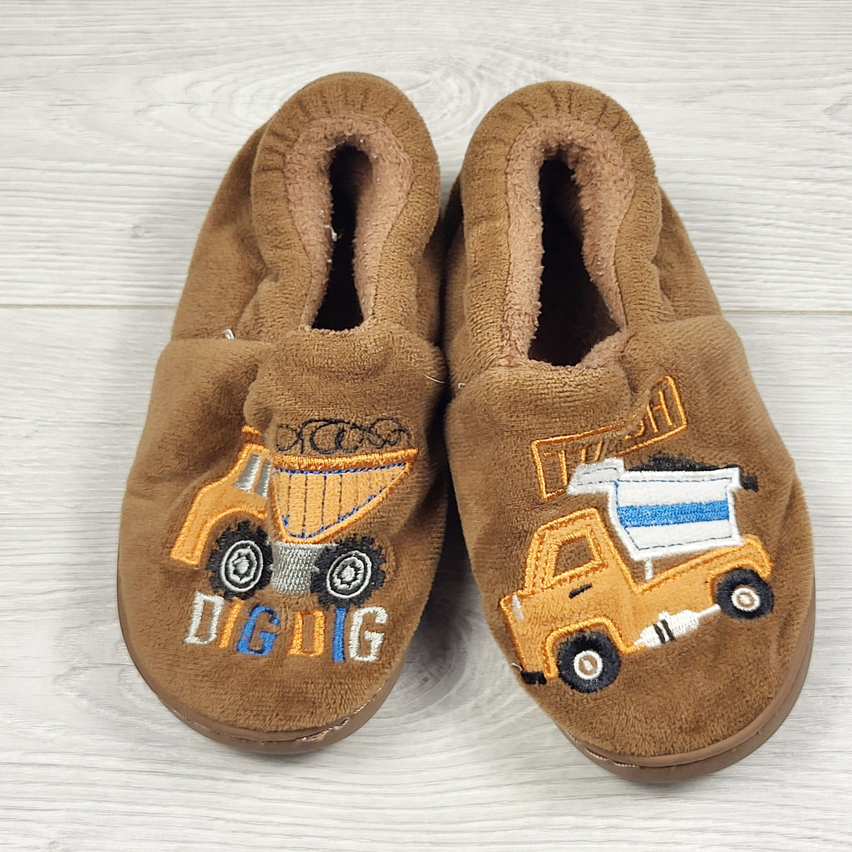 ROWB1 - Plush rubber soled construction slippers. Size 9