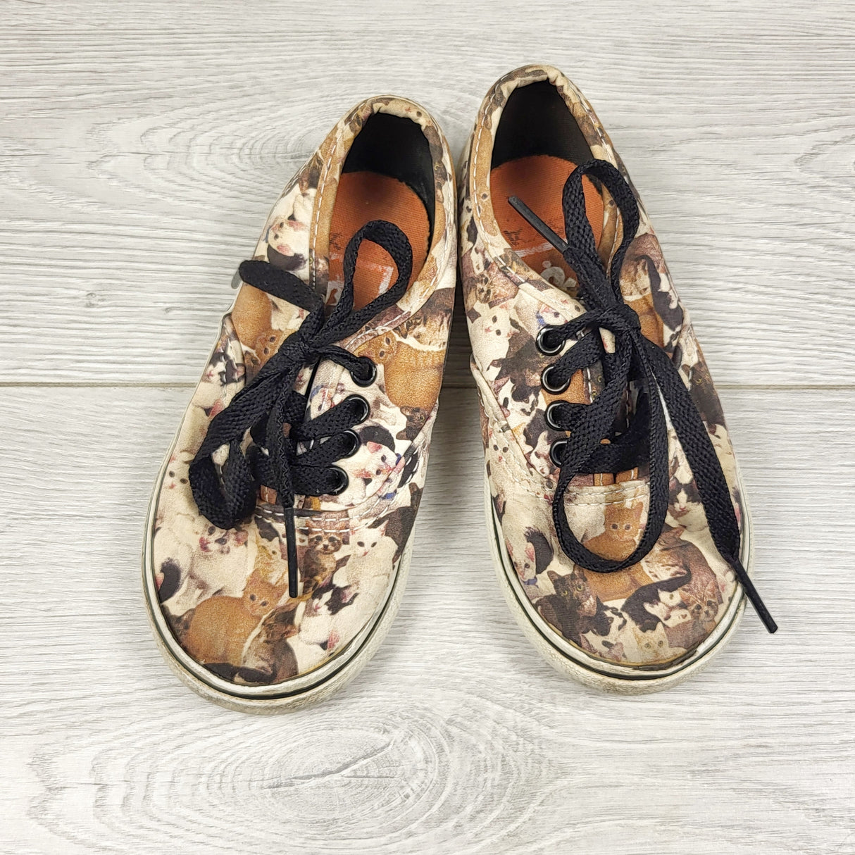STLL1 - Vans lace up canvas shoes with cats. Size 8