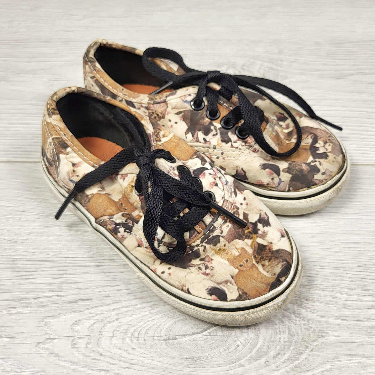 STLL1 - Vans lace up canvas shoes with cats. Size 8