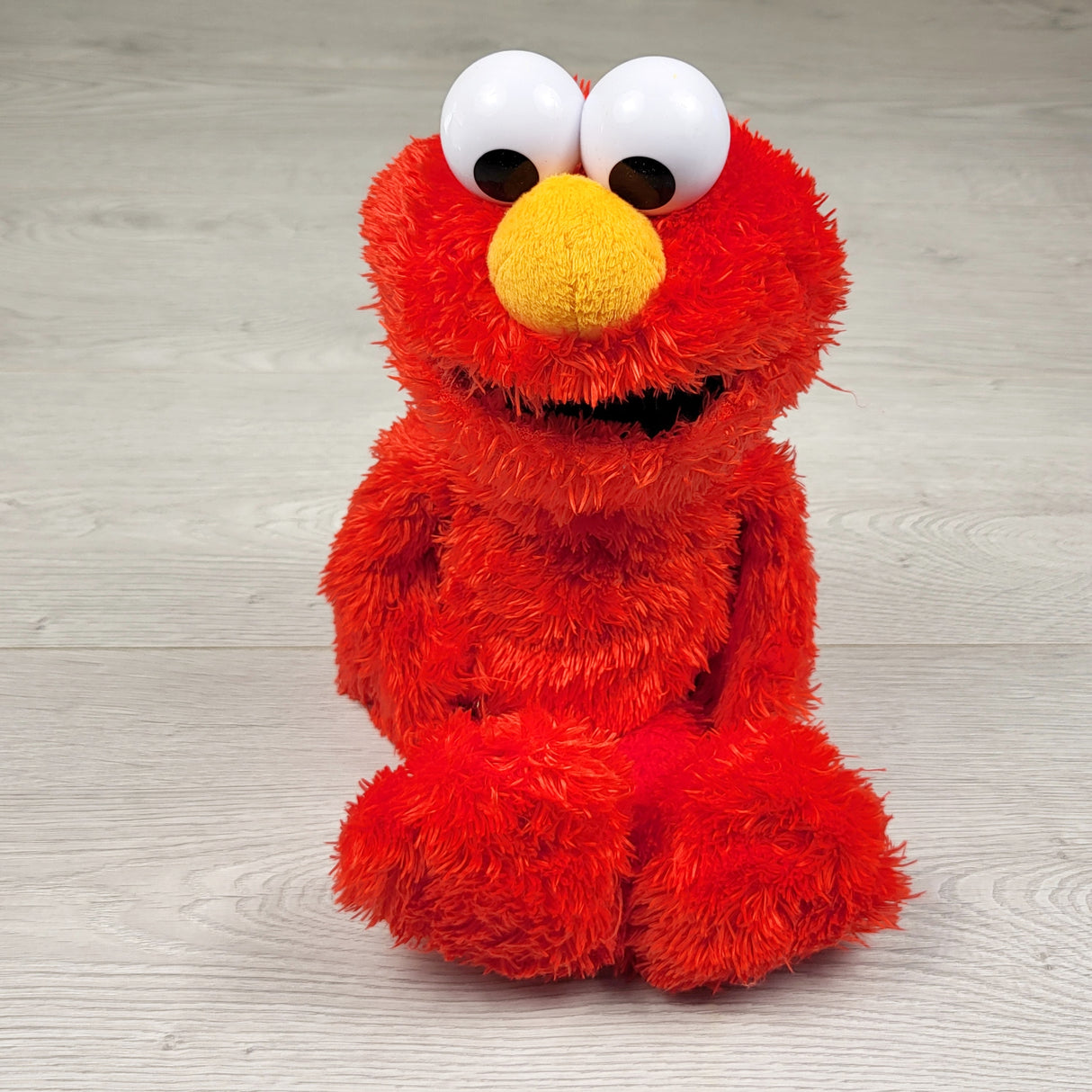 STLL1 - Sesame Street Love to Hug talking Elmo doll