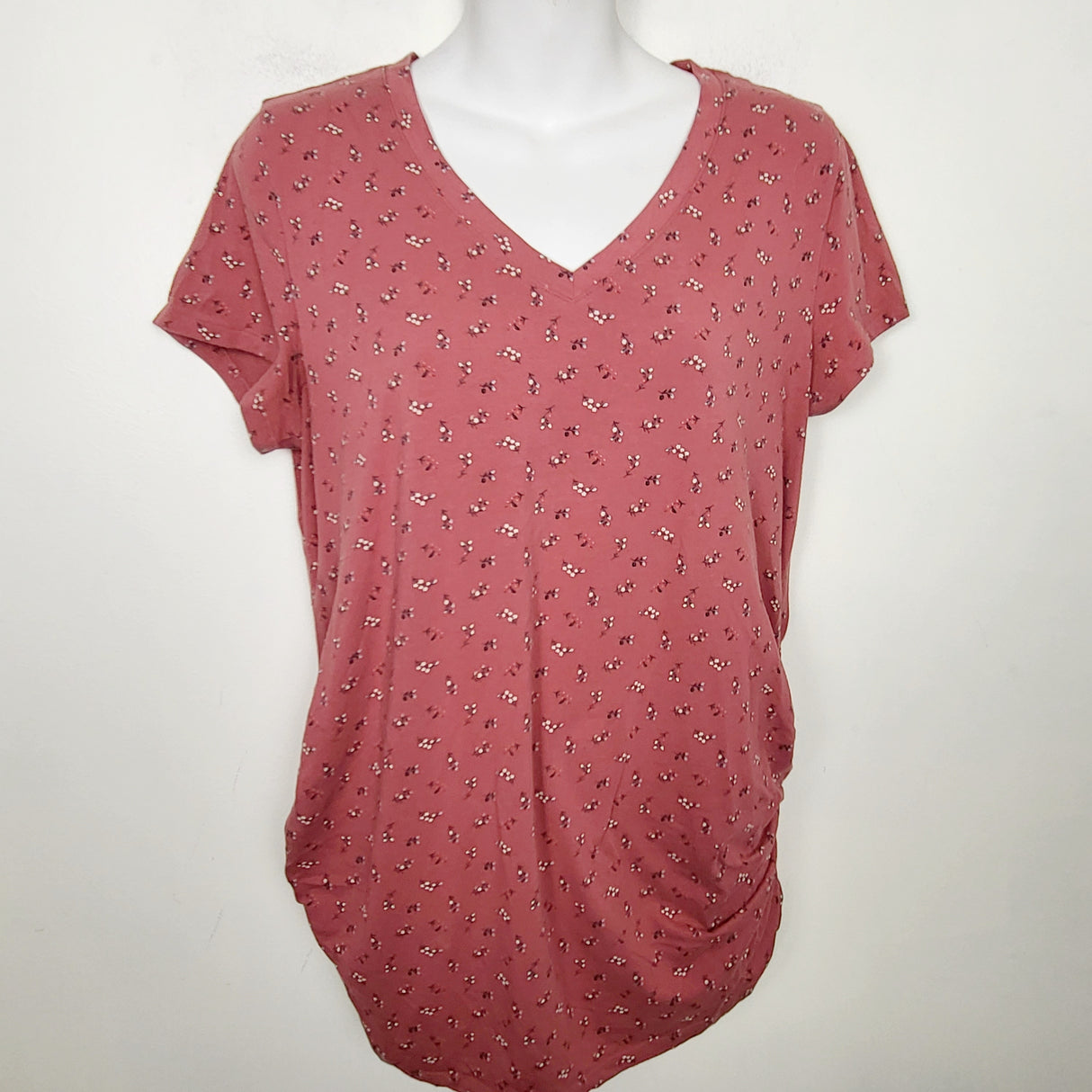 RELL1 - Old Navy pink fitted floral print maternity t-shirt. Size large