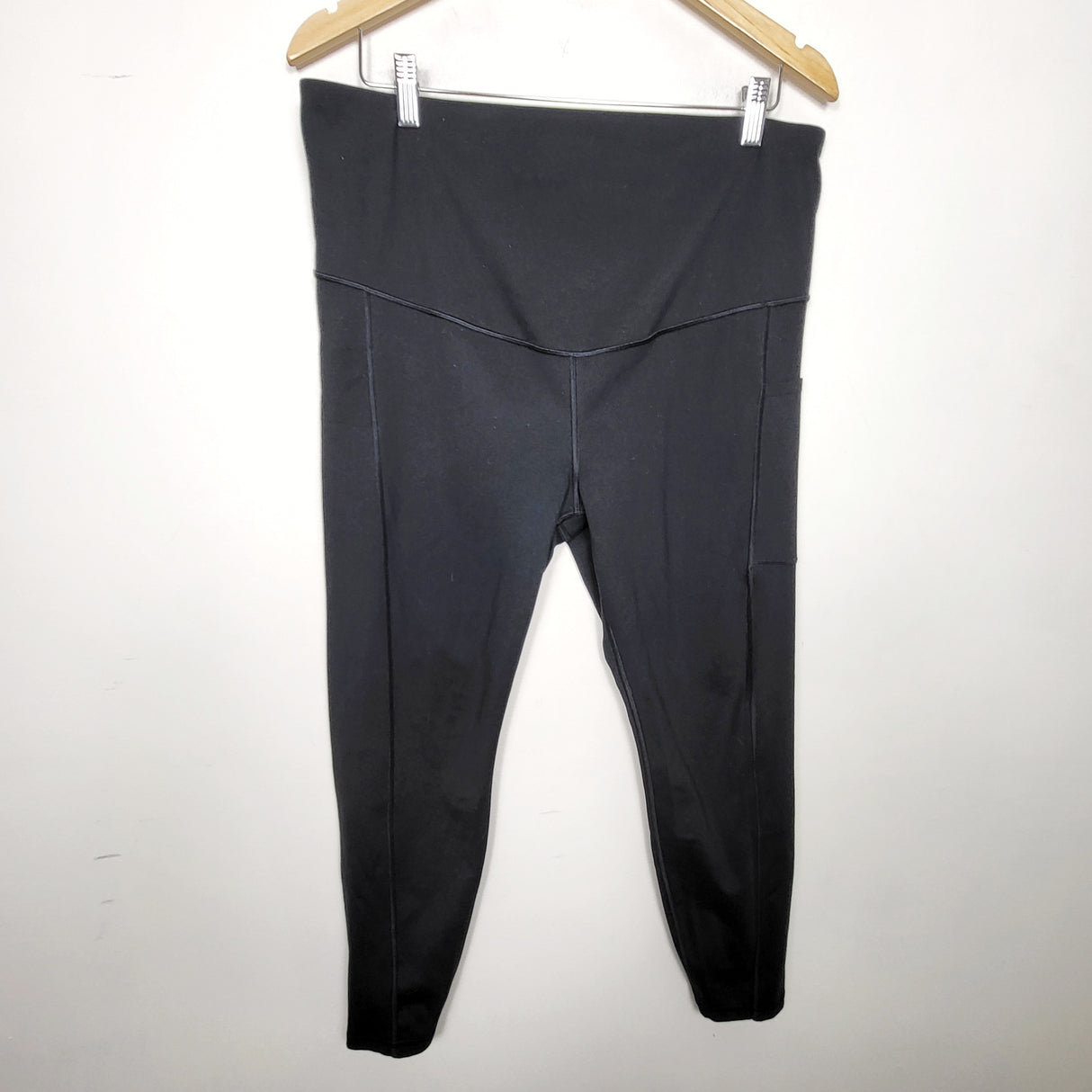 RELL1 - Gap Fit black active maternity leggings. Size large