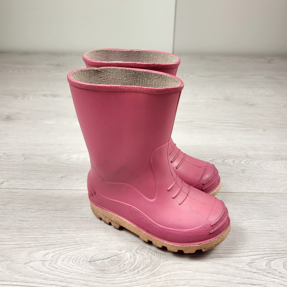MGHN2 - Medium pink rain boots. Size 8