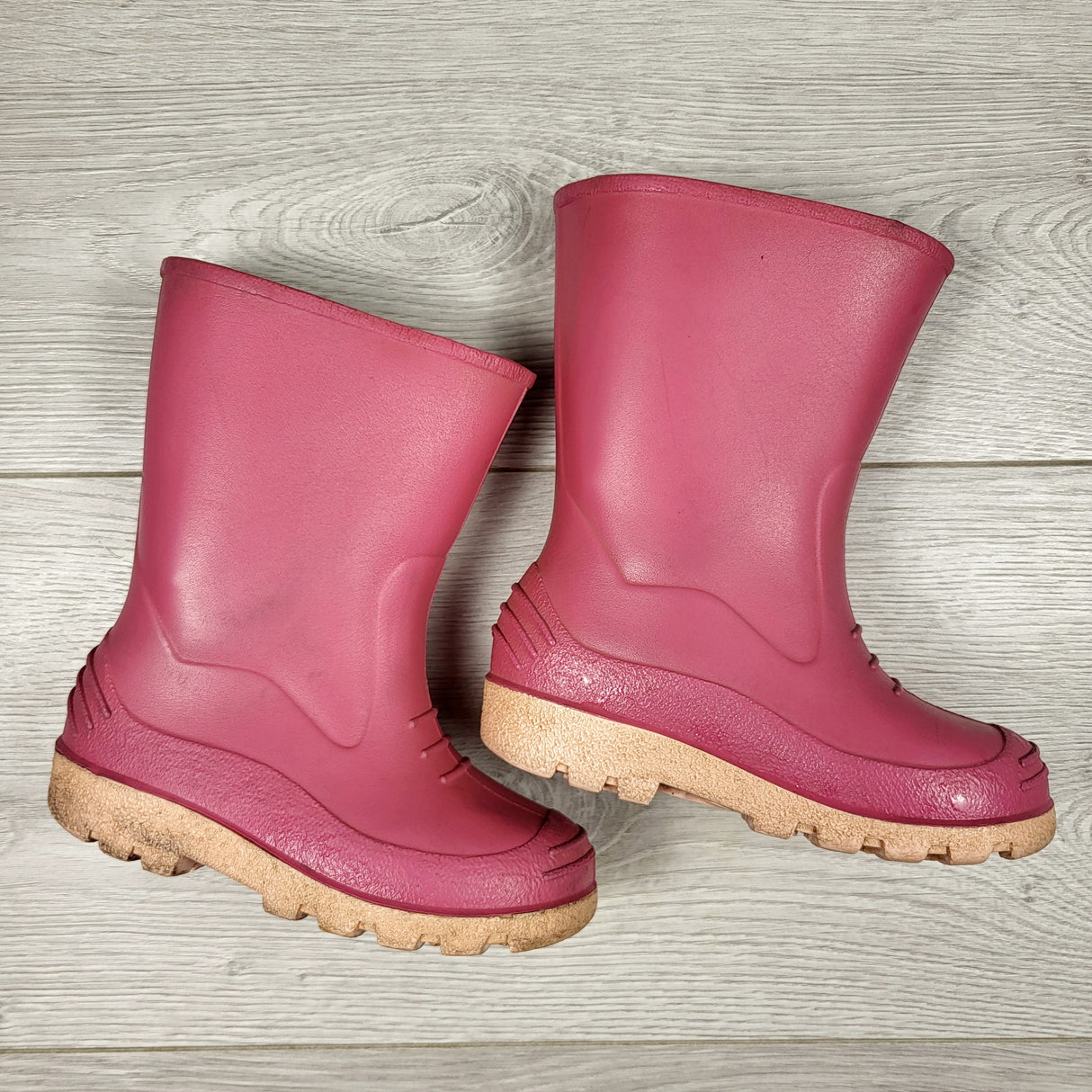 MGHN2 - Medium pink rain boots. Size 8