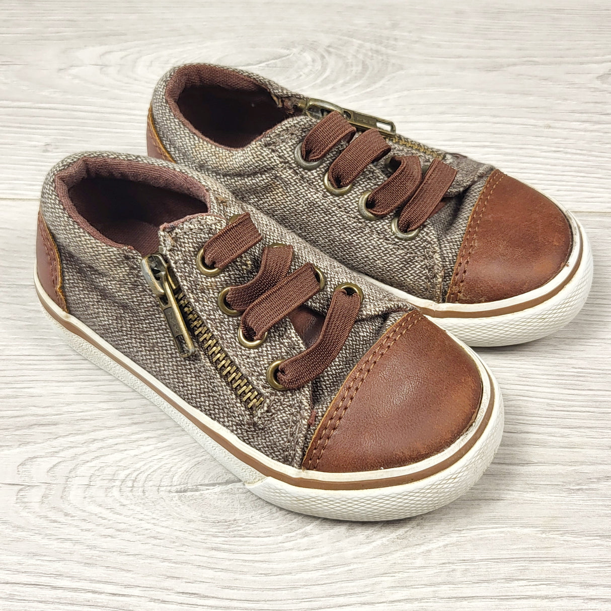 RBEN1 - Cat and Jack sneakers with elastic laces. Size 6