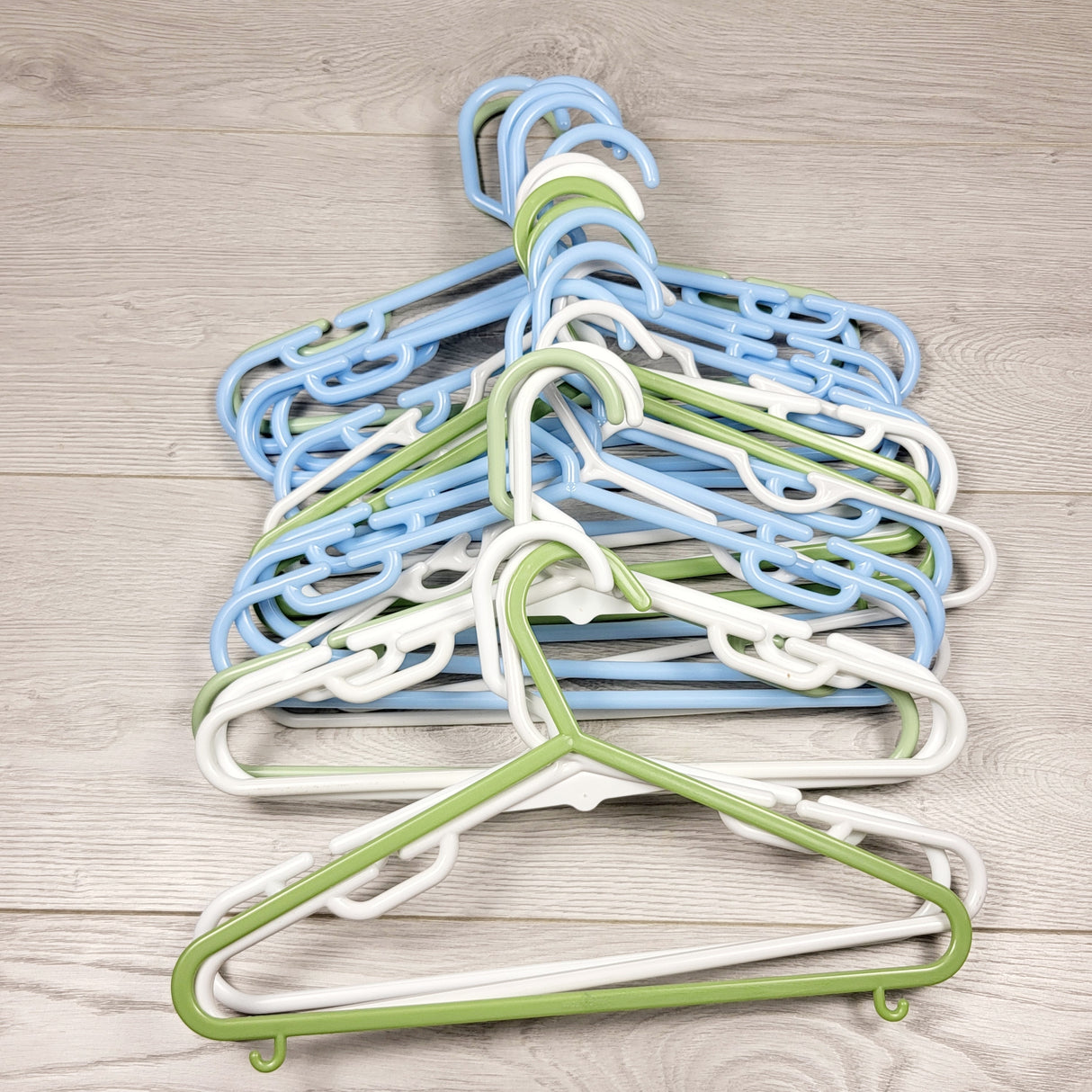 ANTE1 - Lot of plastic hangers (sorry, no shipping)