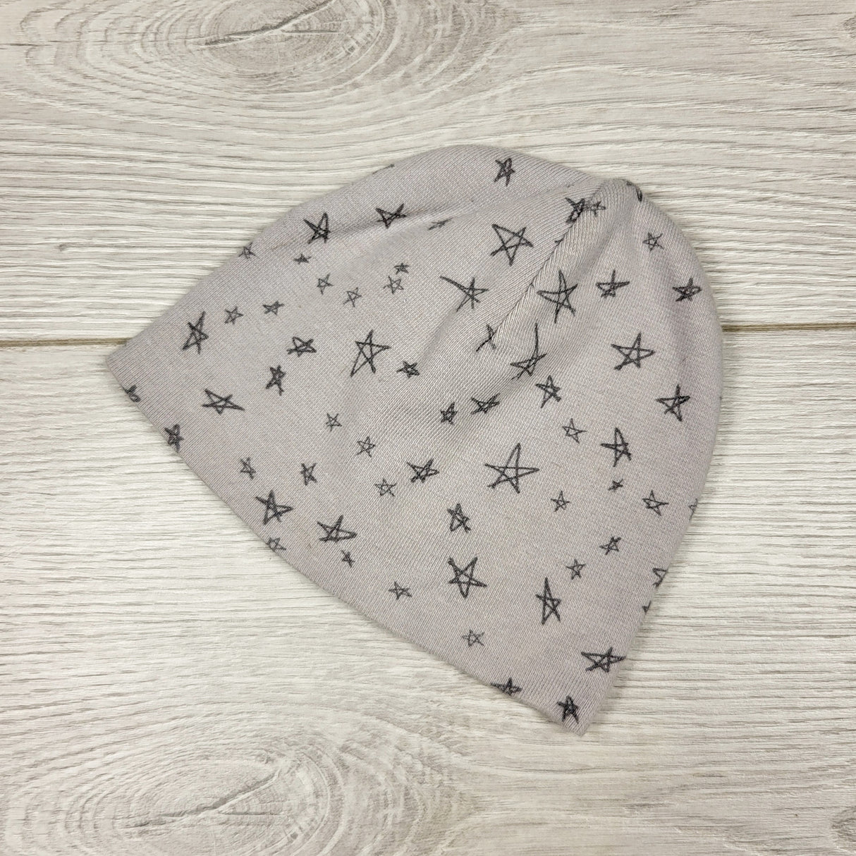 SAFW11- Grey baby hat with stars. Approx 0-6 months