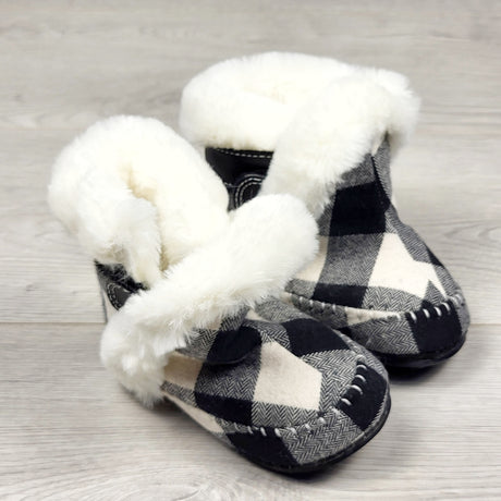 KAHA2 - NEW - Jack and Lily buffalo plaid Trapper boots. Size 5.5 to 6.5