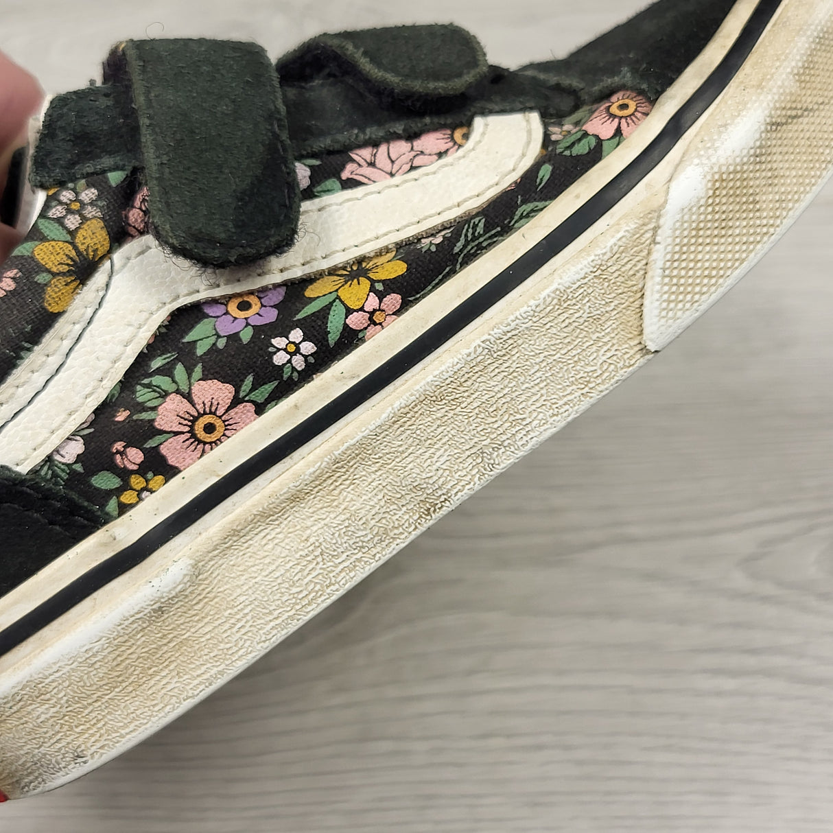 KSAL3 - Vans floral print shoes. Size 11