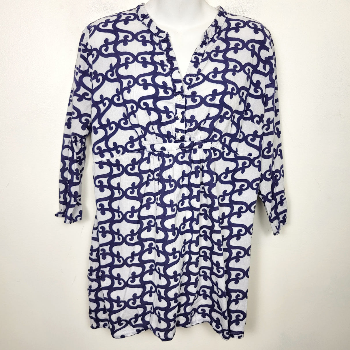 BRNA1 - Old Navy white anad navy patterned matenrity top. Size medium