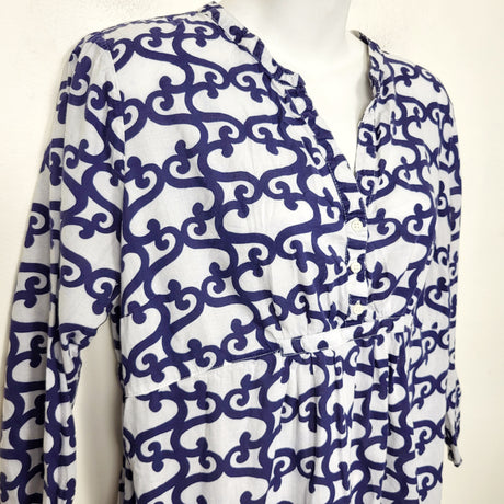 BRNA1 - Old Navy white anad navy patterned matenrity top. Size medium