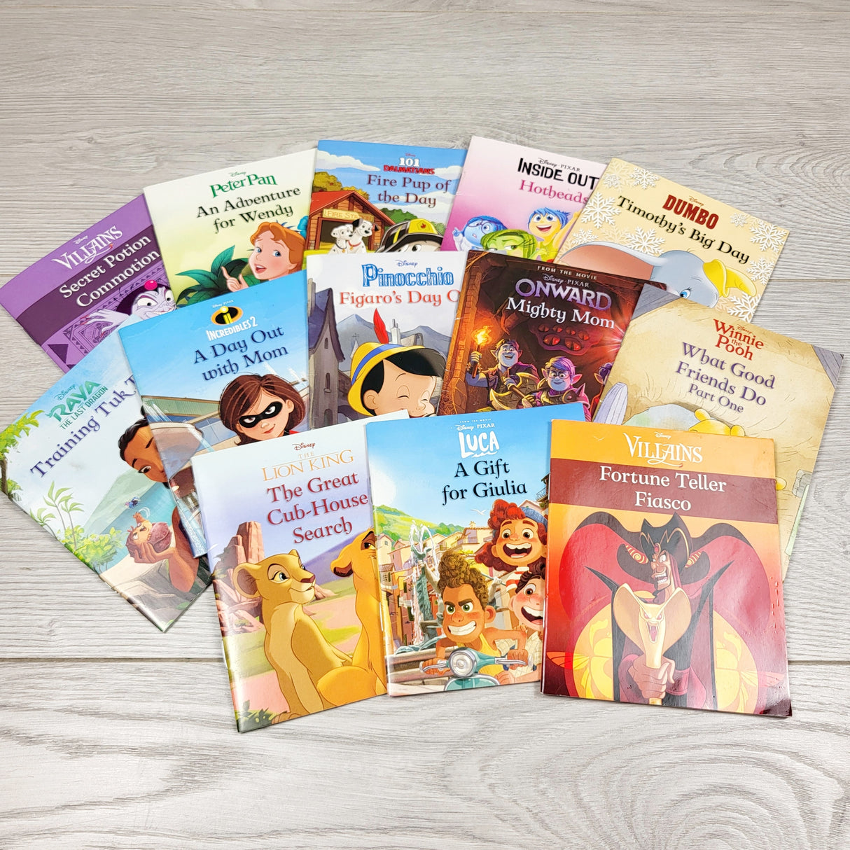 KSAL2- Lot of soft cover Disney pocket books