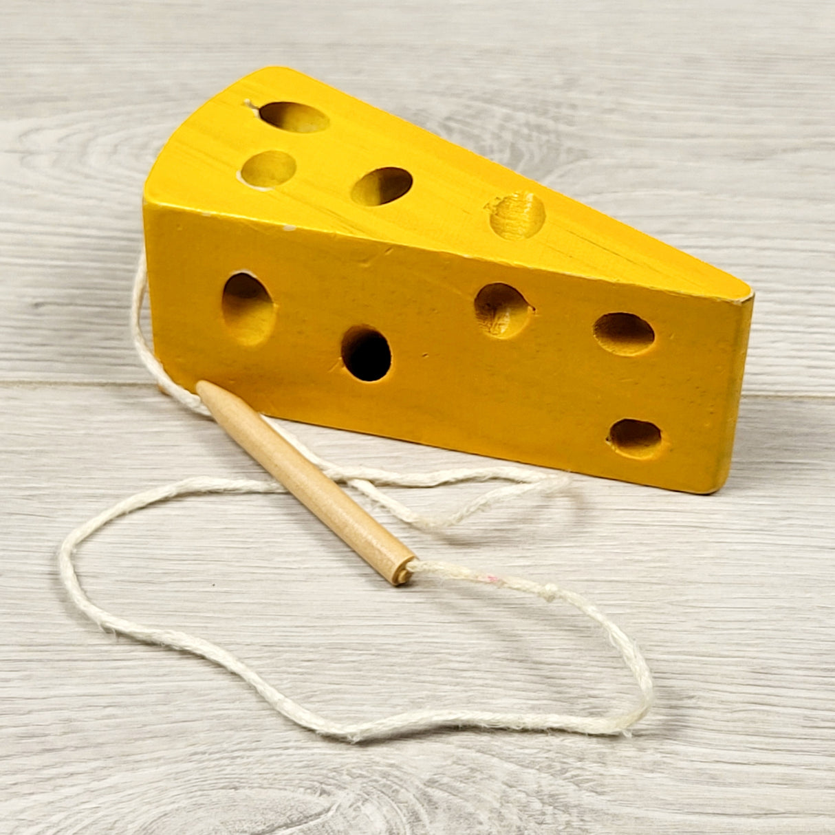 KSAL2 - Wooden cheese slice lacing toy