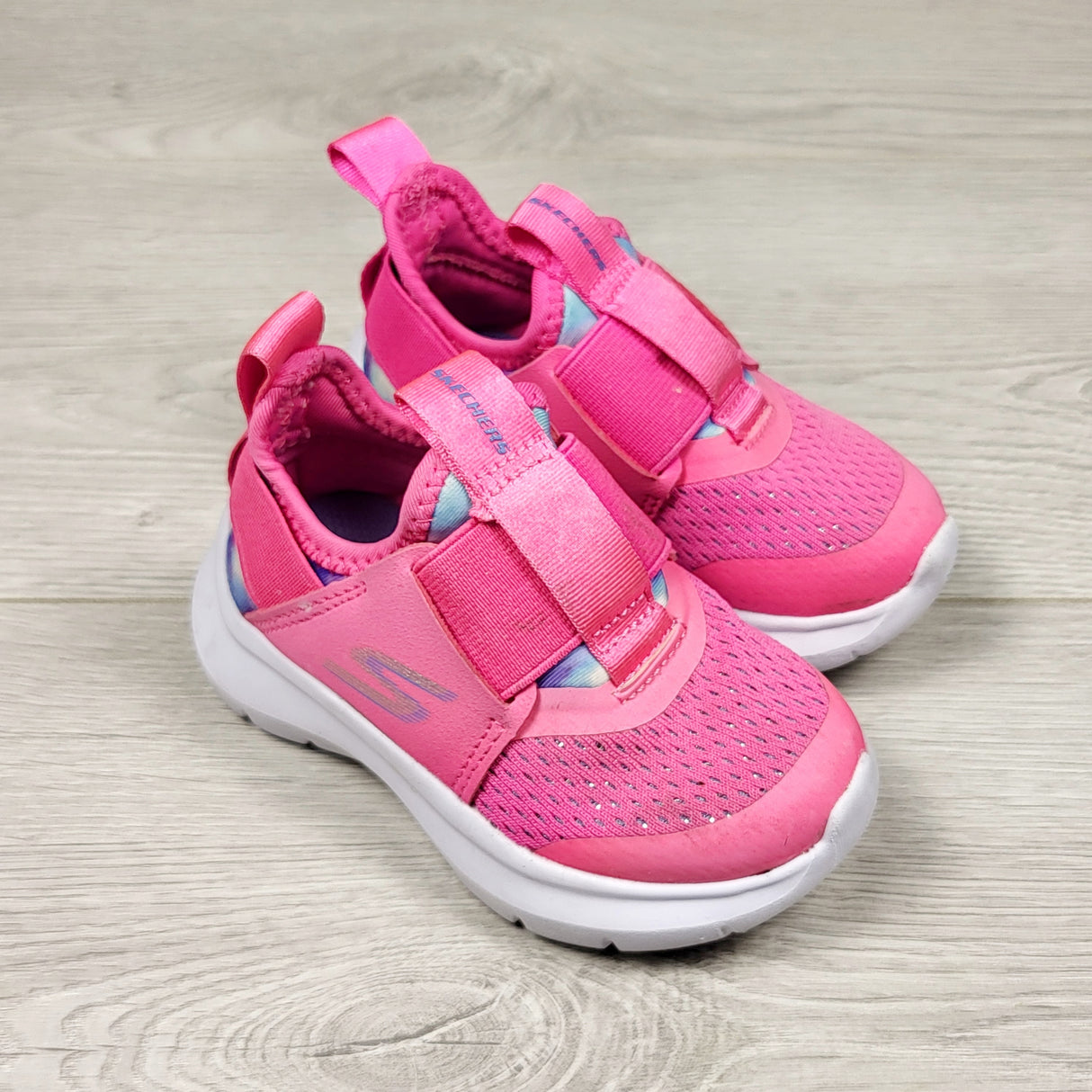 DMKY2 - Skechers pink slip on running shoes. Size 5