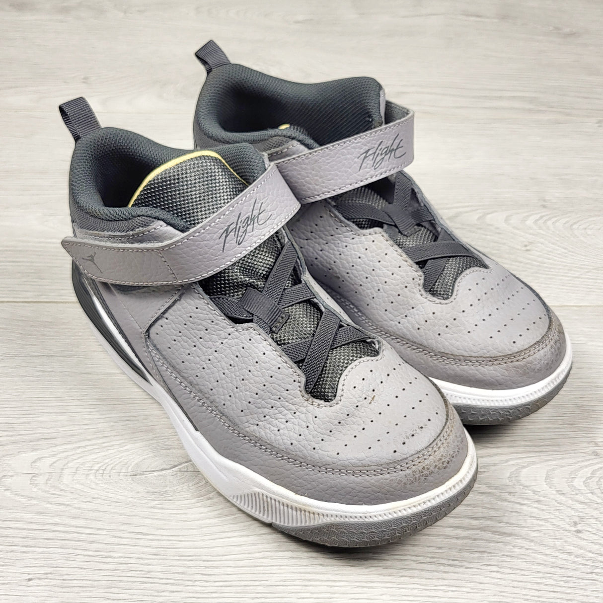 Air Jordan Max Aura 5 PS 'Cement Grey Anthracite' shoes. Youth size 3