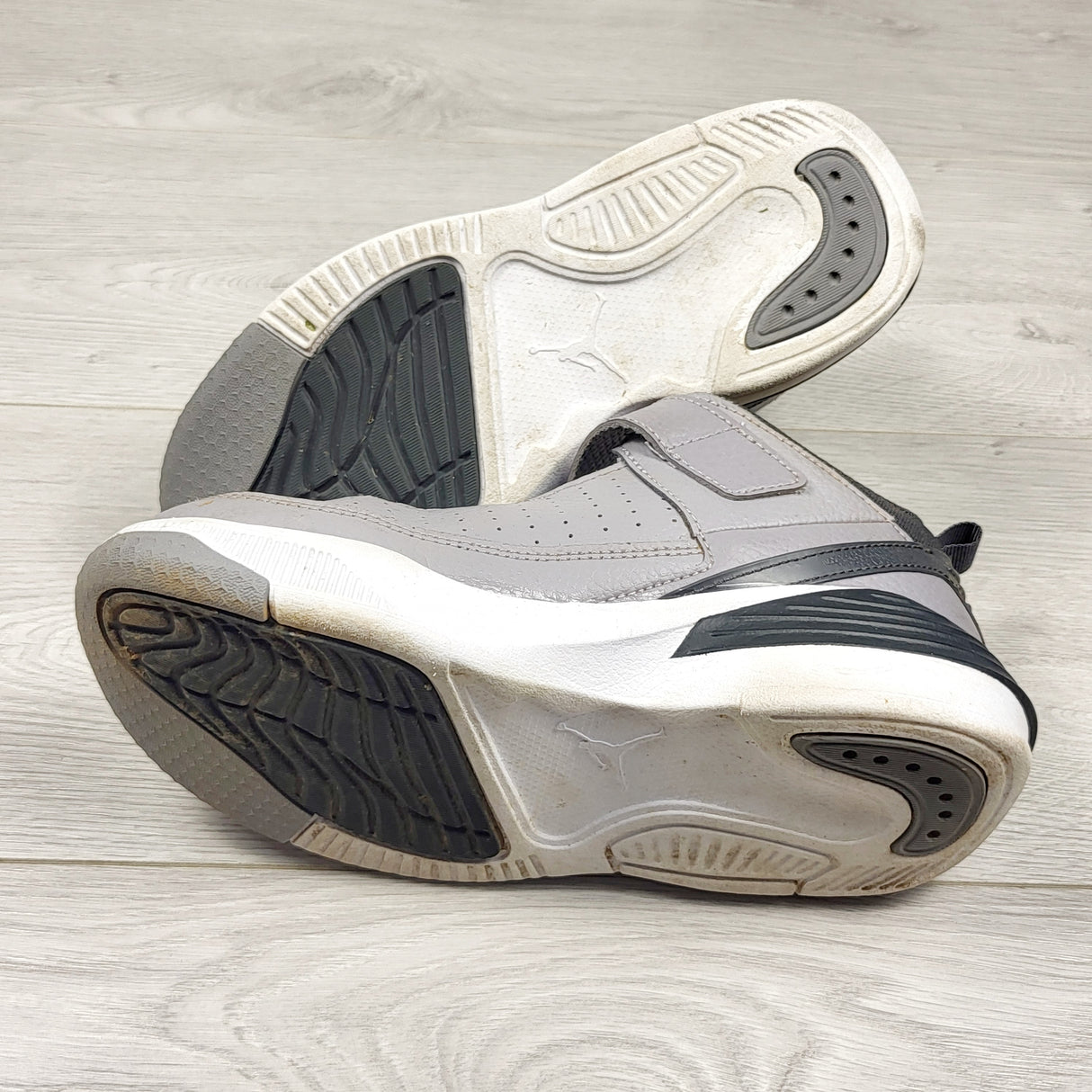 Air Jordan Max Aura 5 PS 'Cement Grey Anthracite' shoes. Youth size 3