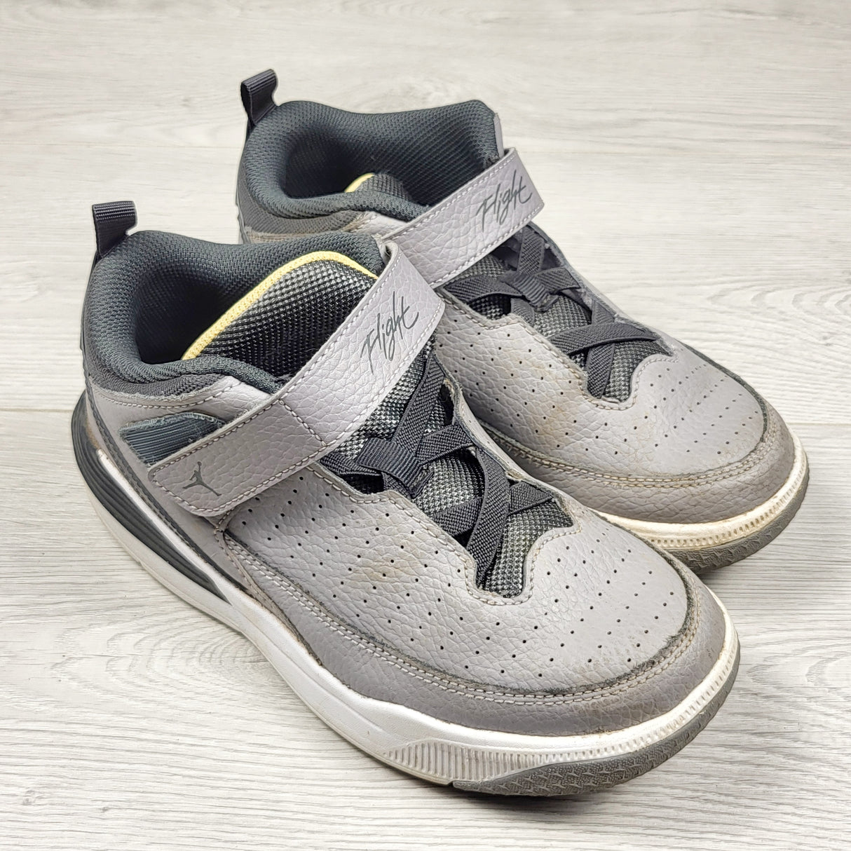 Air Jordan Max Aura 5 PS 'Cement Grey Anthracite' shoes. Youth size 2