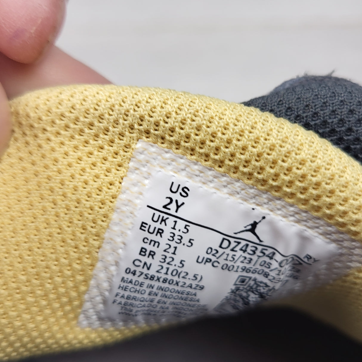 Air Jordan Max Aura 5 PS 'Cement Grey Anthracite' shoes. Youth size 2