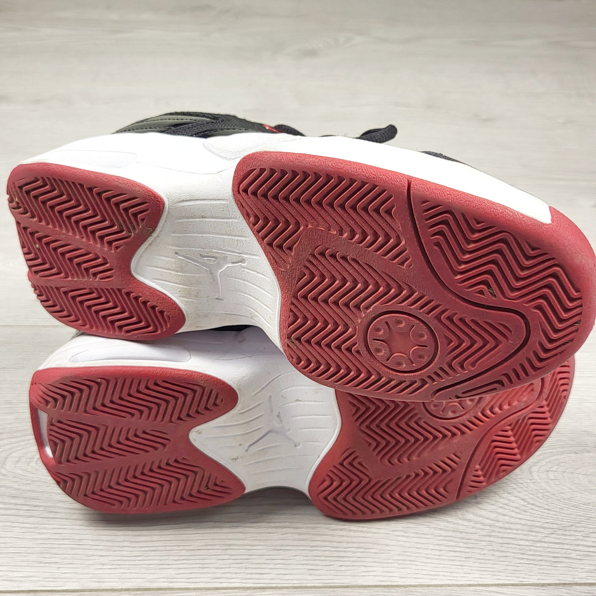 Jordan Max Aura 6 Basketball Shoes. Youth size 4