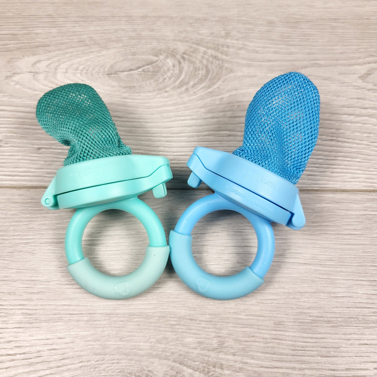 Pair of mesh feeders