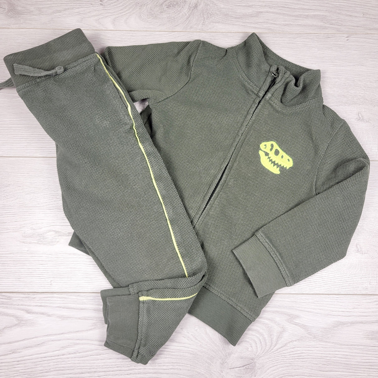 Joe green textured 2pc set with dinosaur. Size 2T