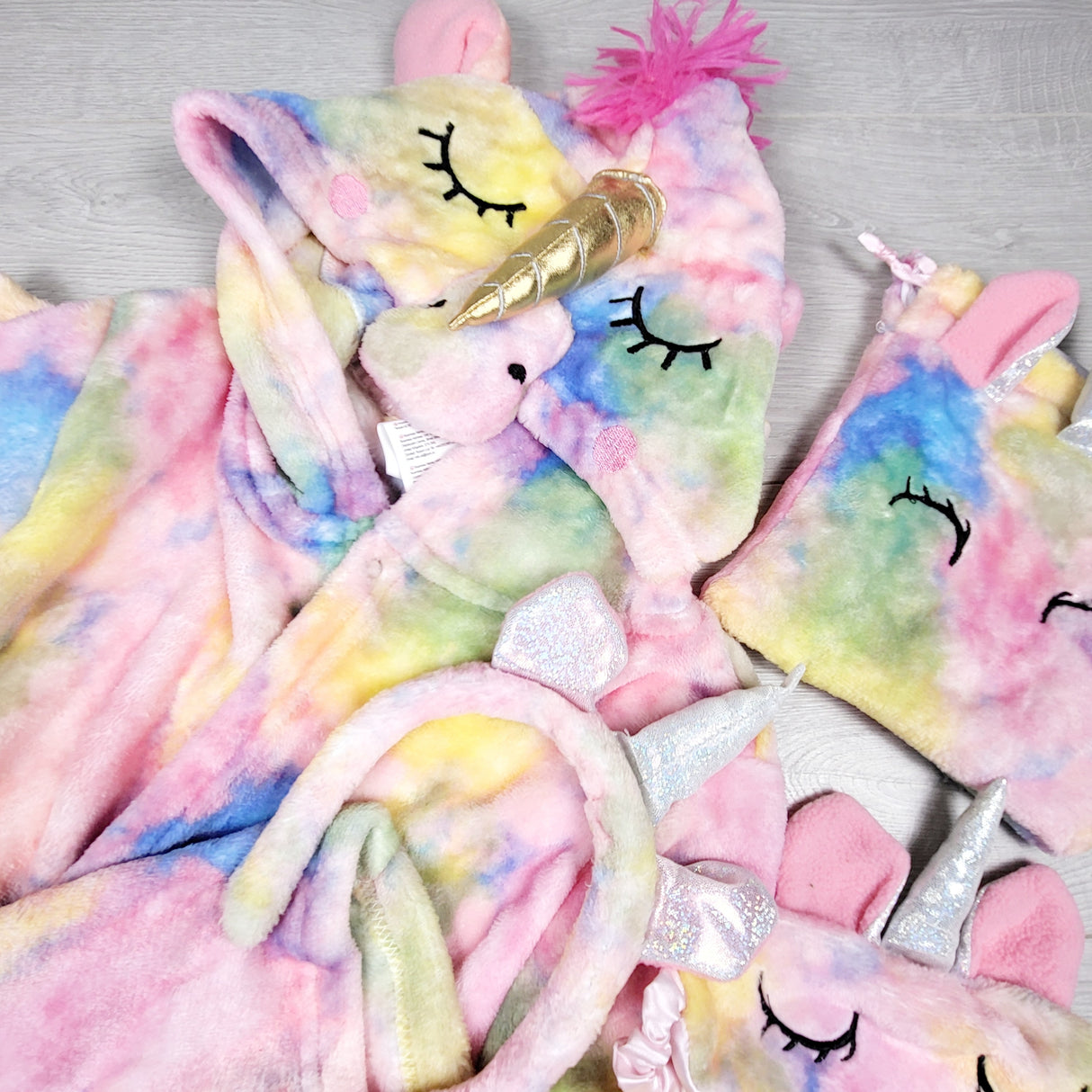 Joyin unicorn robe and bathroom set. Size medium (8-10 Years)