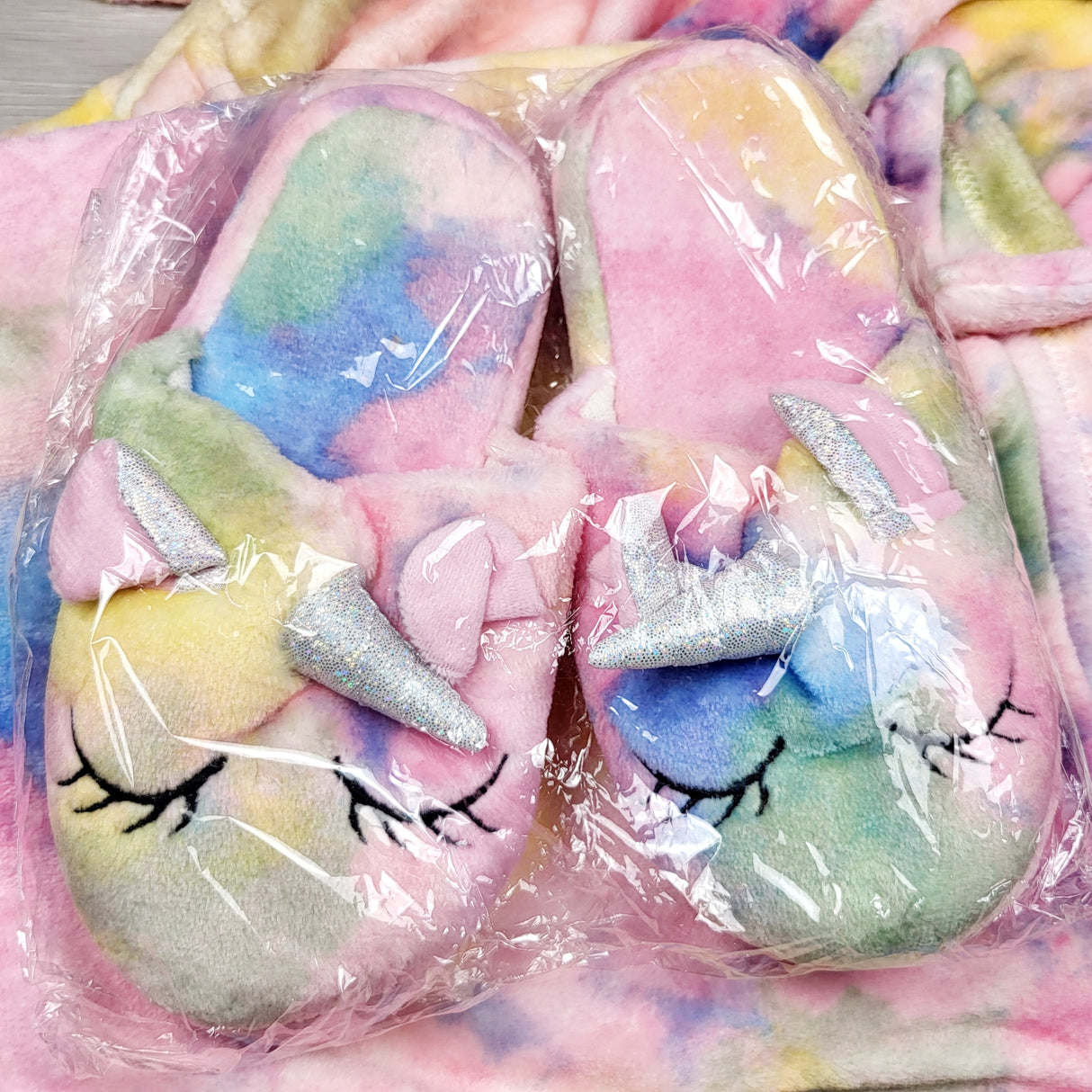 Joyin unicorn robe and bathroom set. Size medium (8-10 Years)