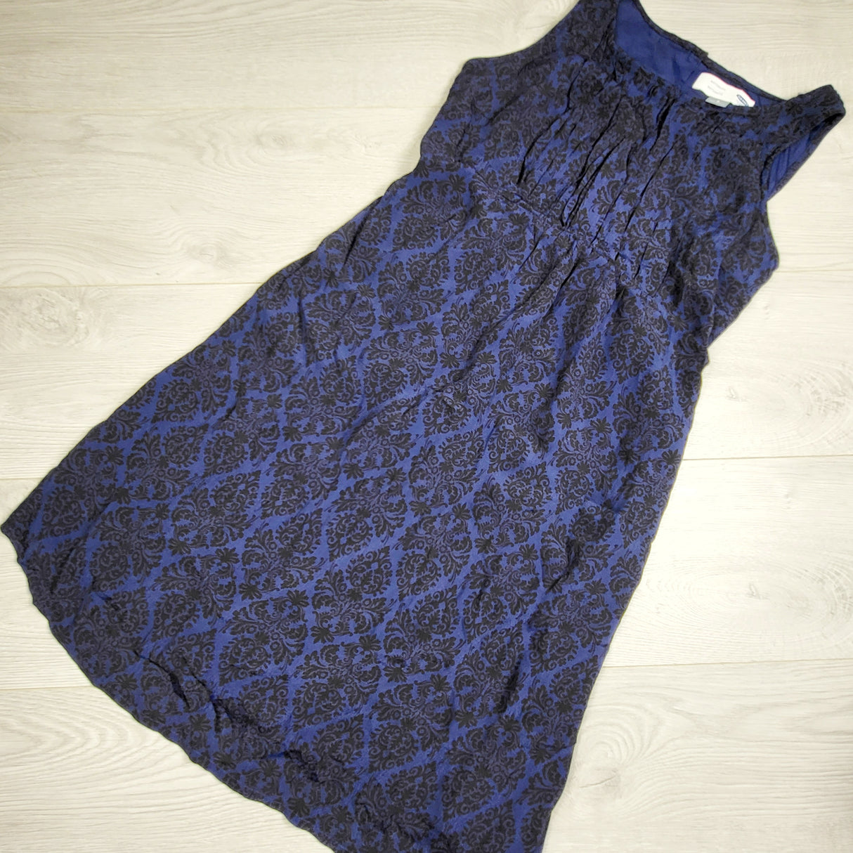 Old Navy blue and black patterned sleeveless maternity dress. Size small