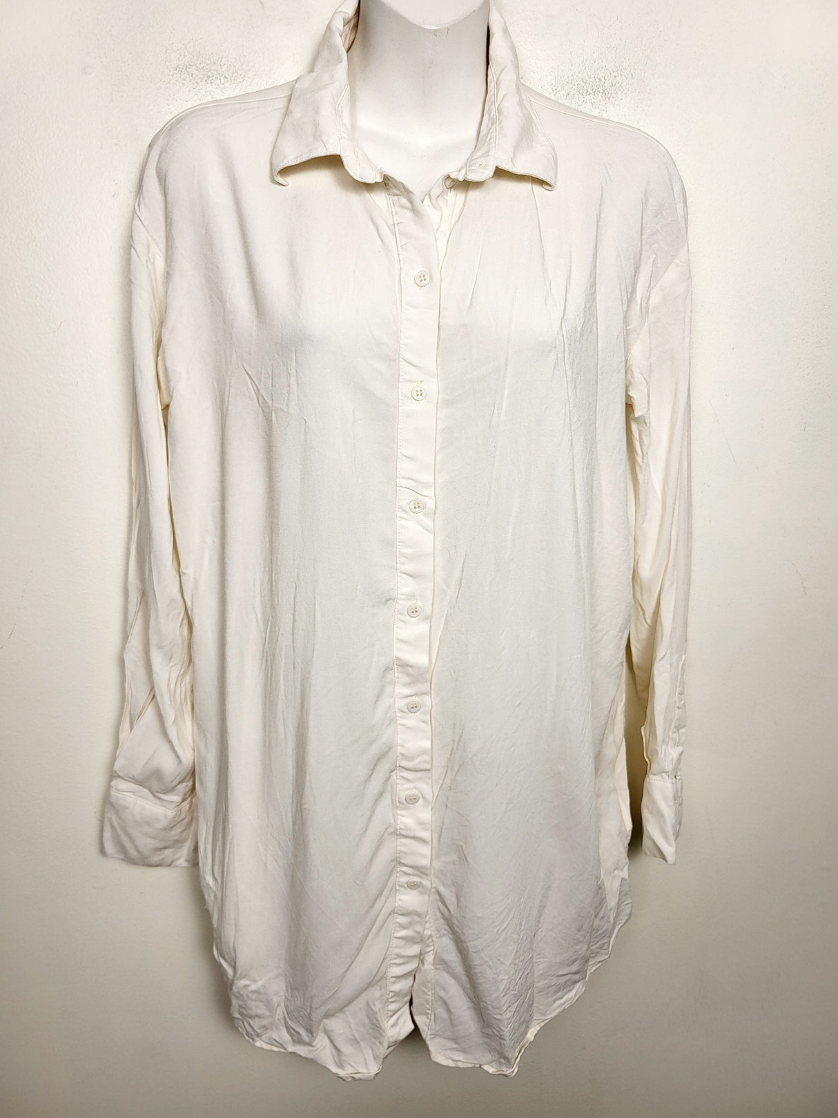 H and M cream coloured button down maternity top. Size XS