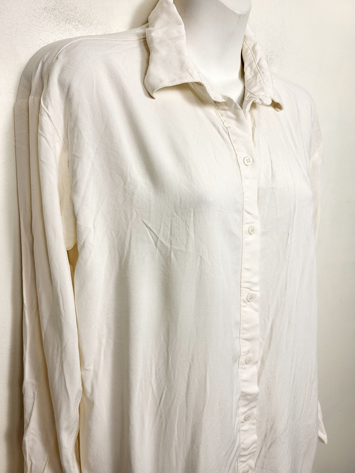 H and M cream coloured button down maternity top. Size XS