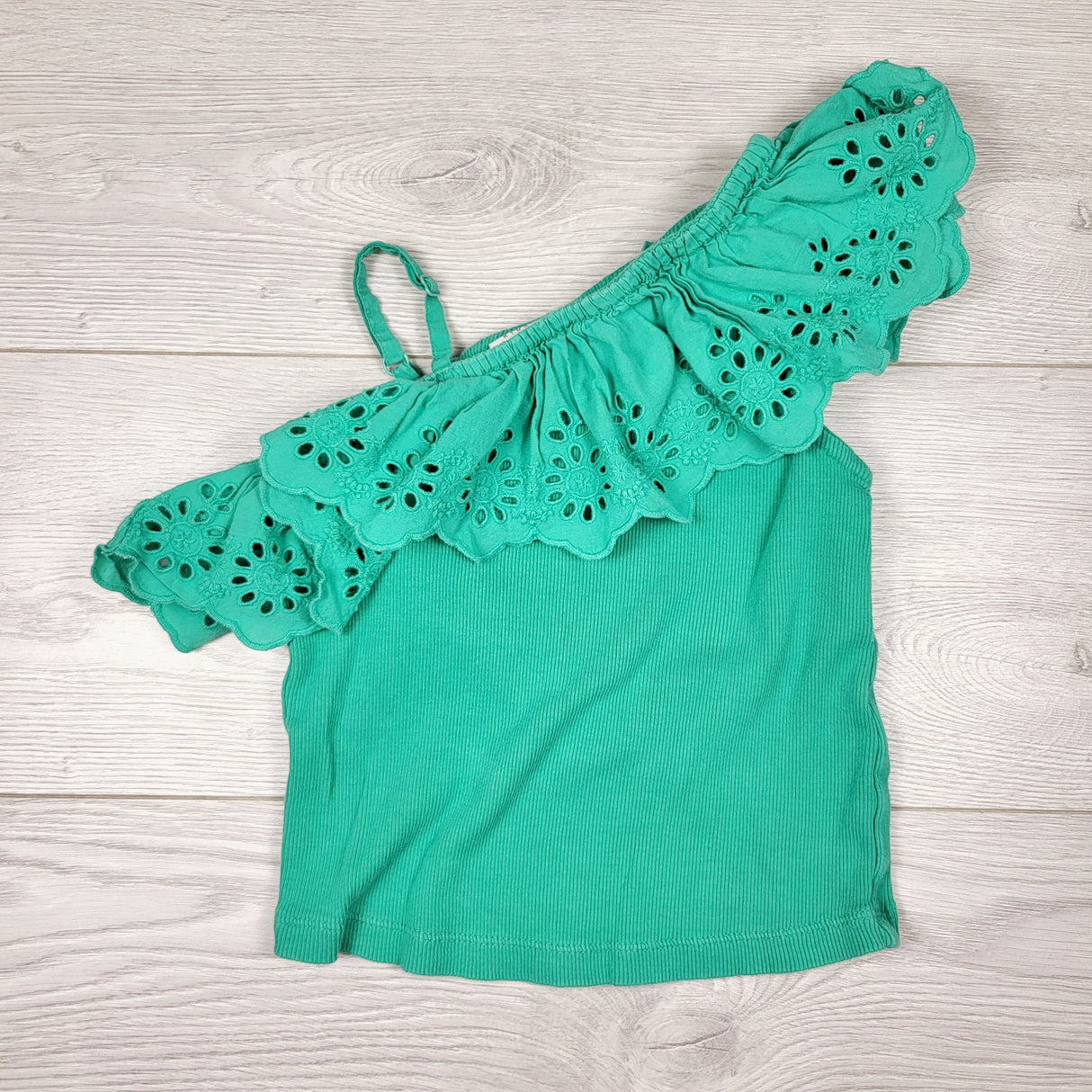 Gap green ribbed tank top with eyelet ruffle. Size 6/7