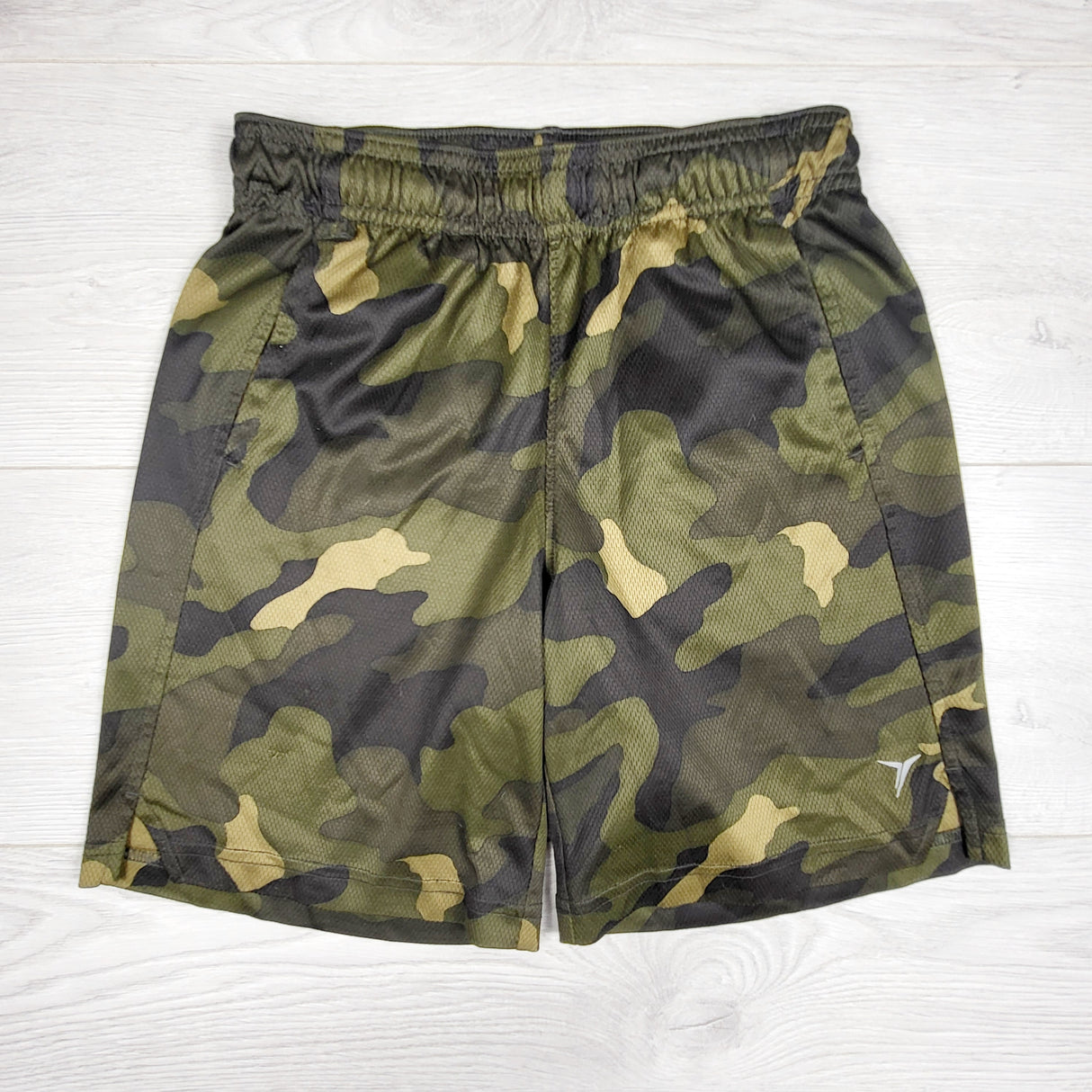 Old Navy green camouflage active shorts. Size 8