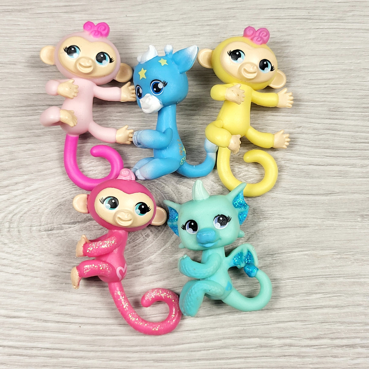 Lot of Fingerlings minis toys