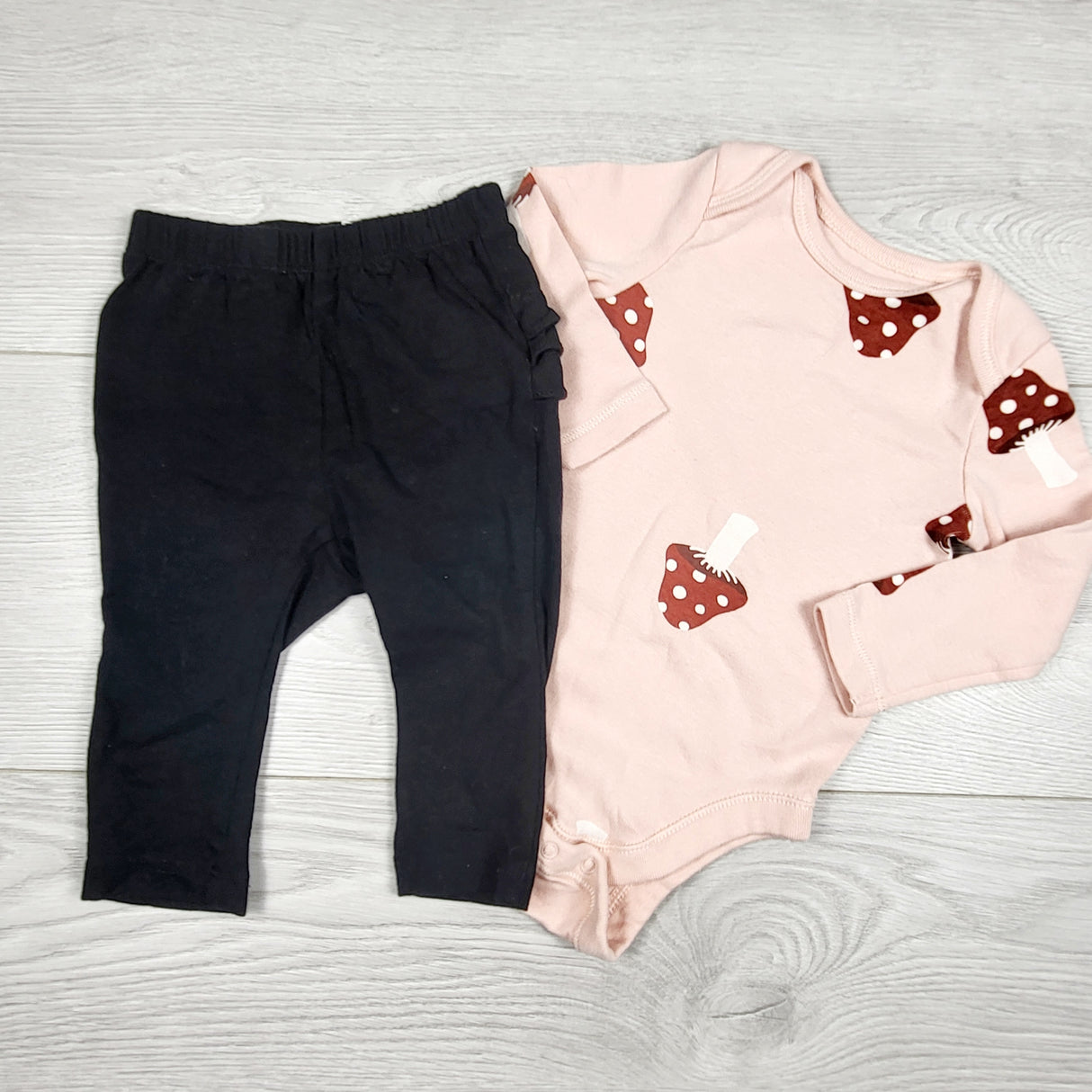 Old Navy 2pc bodysuit set with mushrooms. Size 3-6 months