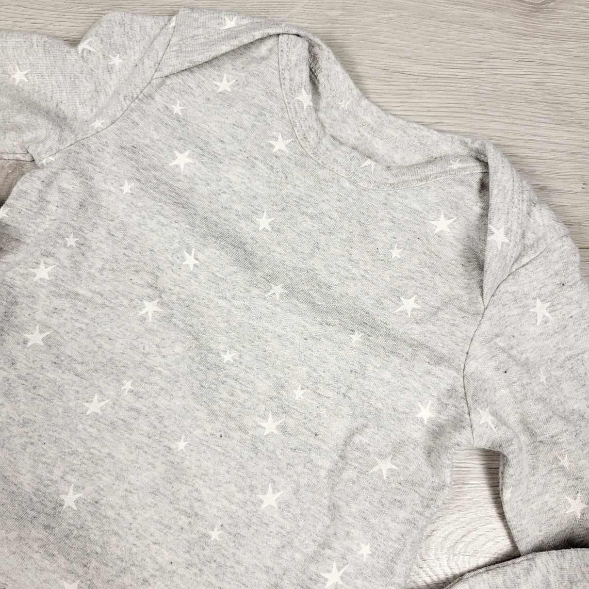 Rise Little Earthling grey knotted sleep gown with stars. Size 6-9 months