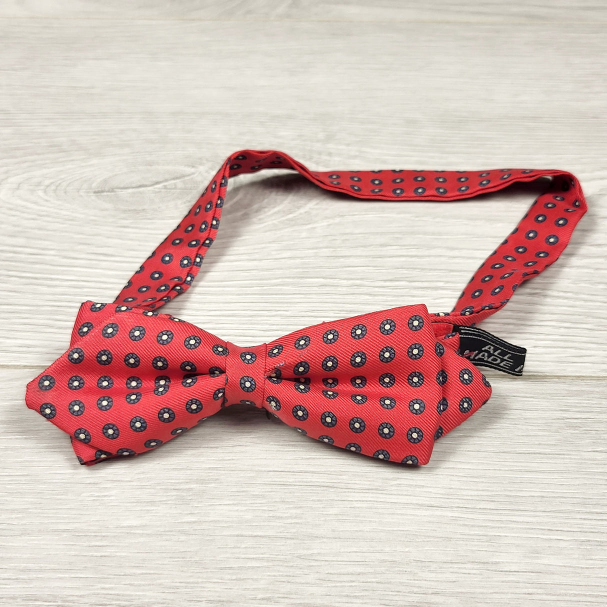 Red and navy patterned adjustable silk bow tie