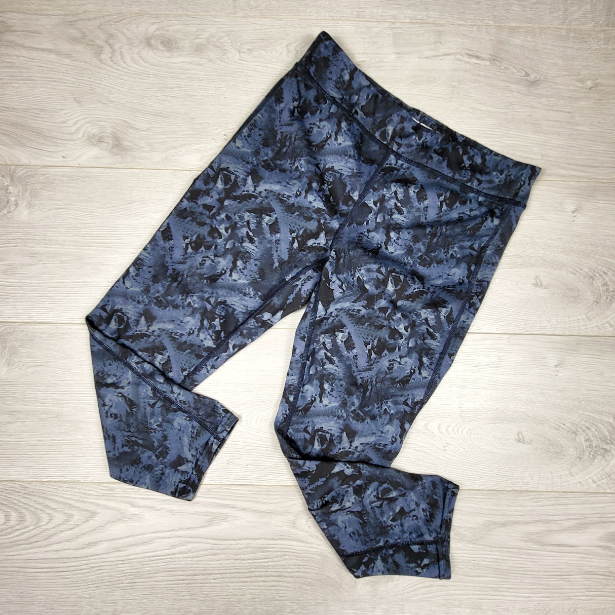 Lole blue marble patterned cropped active leggings. Size 14/16