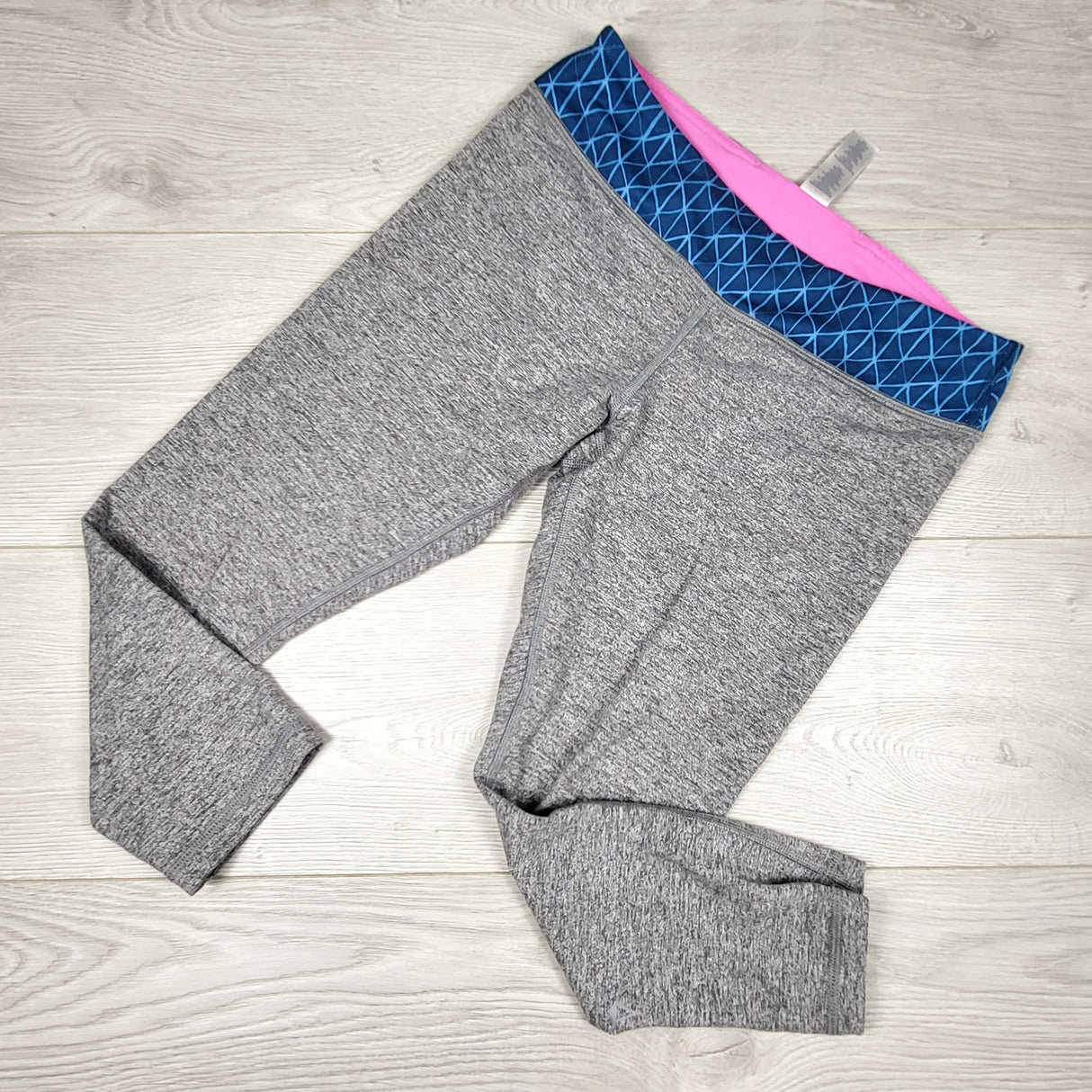 Ivivva (Lululemon) grey cropped active leggings. Size 14